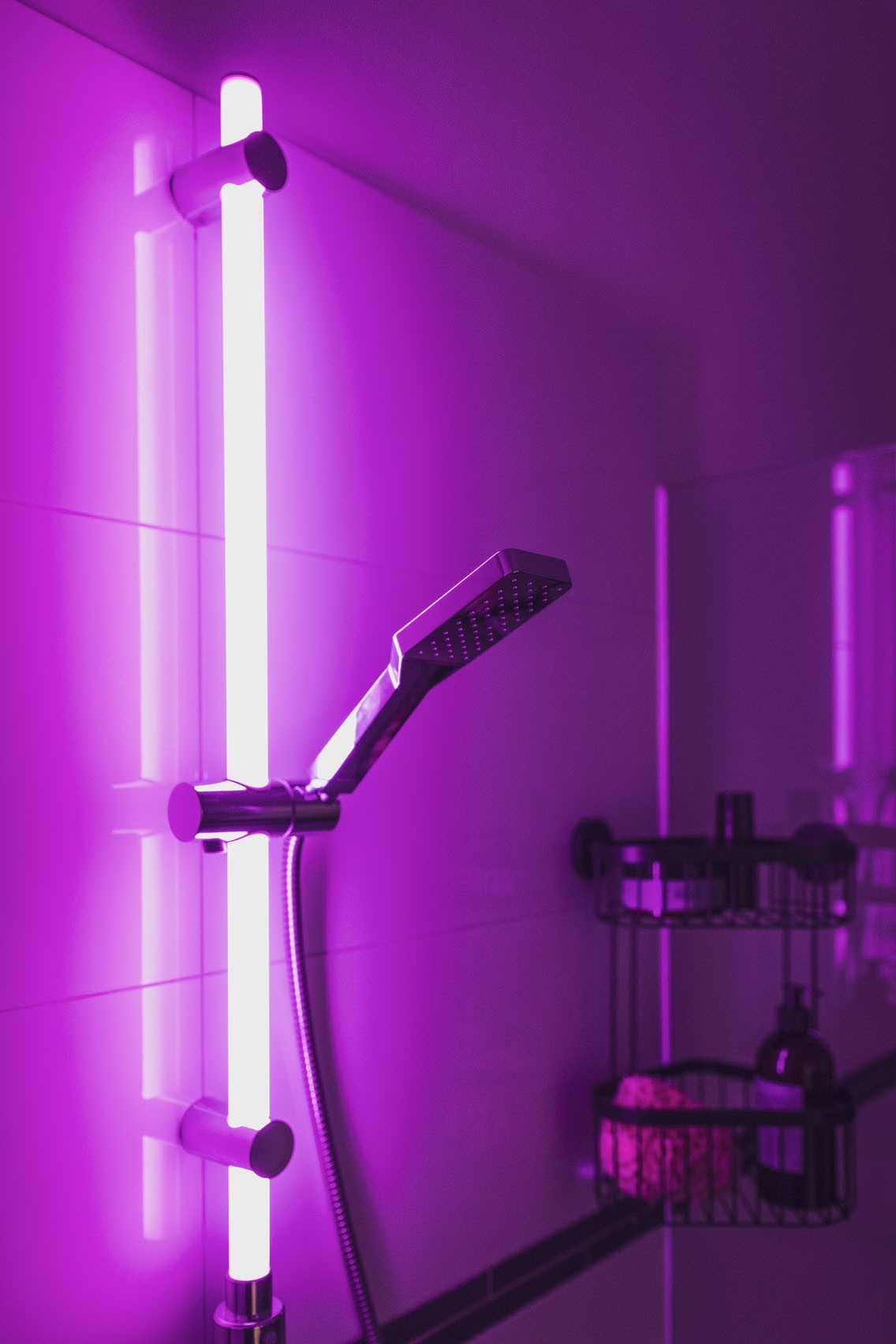 WENKO Douchestang met ledverlichting RGB-kleurwisseling en warmwit, inclusief oplaadbare eenheid