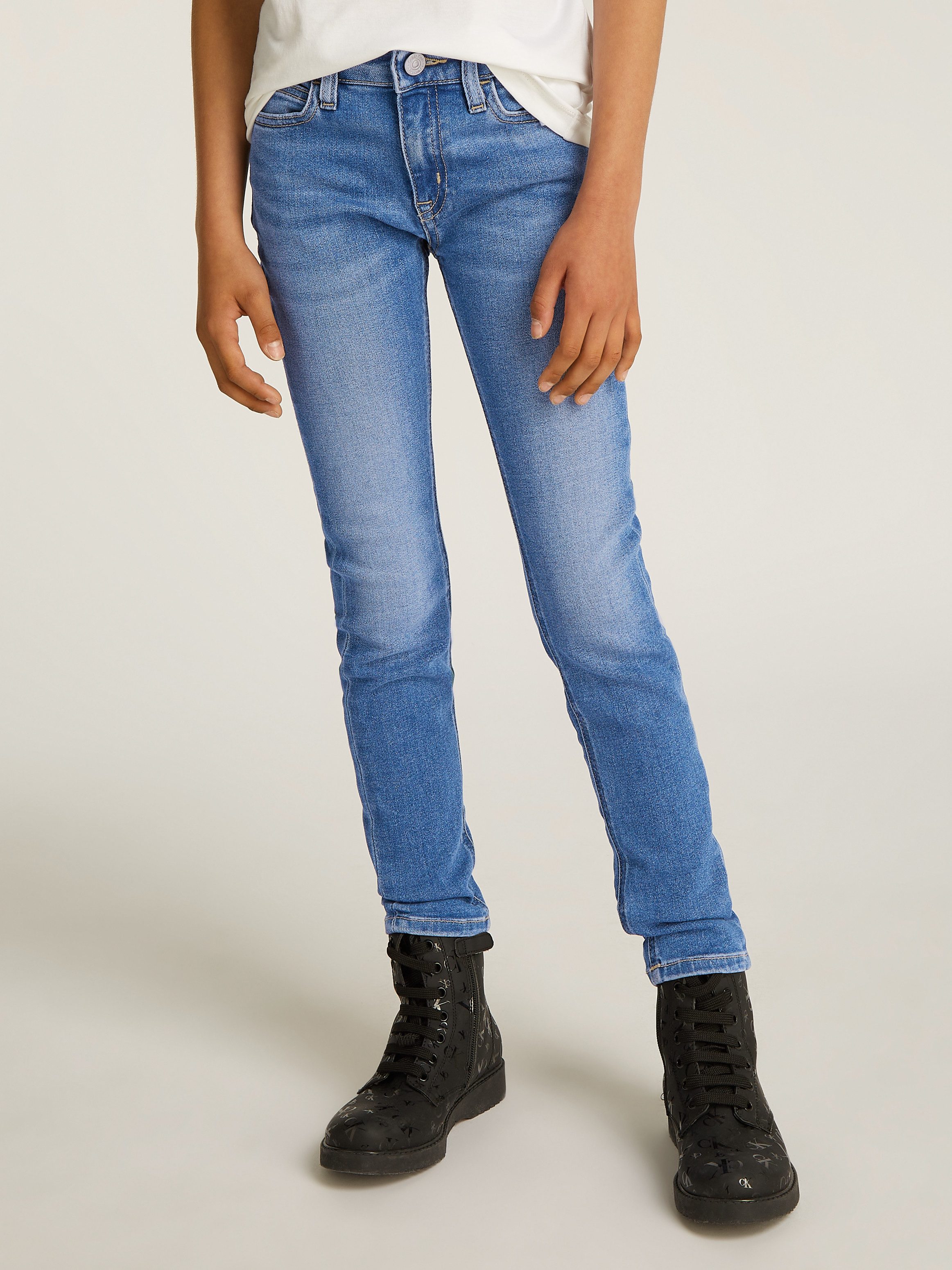 Calvin Klein Skinny fit jeans MR SKINNY ESS WASHED BLUE DENIM voor kinderen tot 16 jaar met logopatch