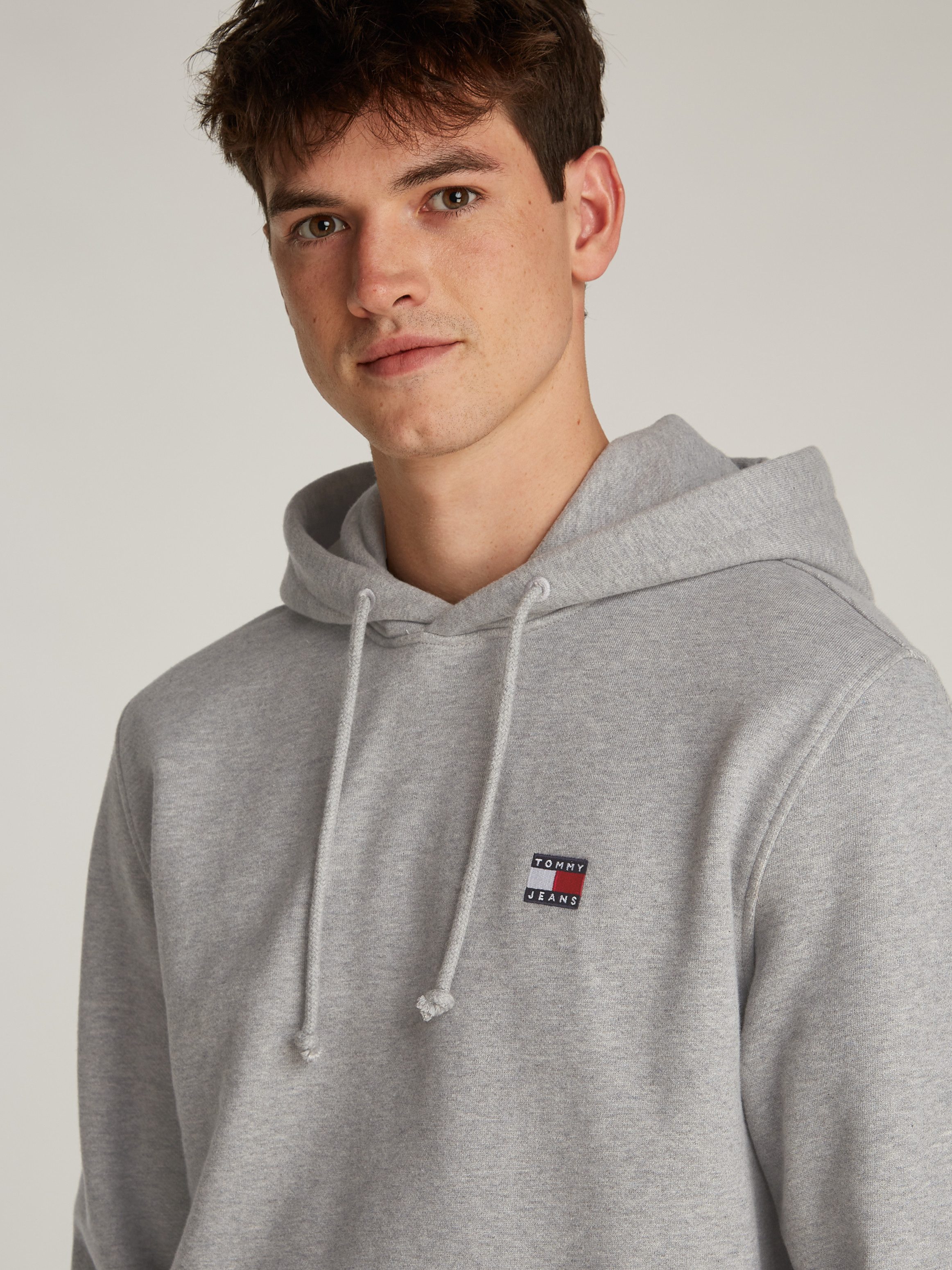 TOMMY JEANS Hoodie TJM REG BADGE HOODIE EXT