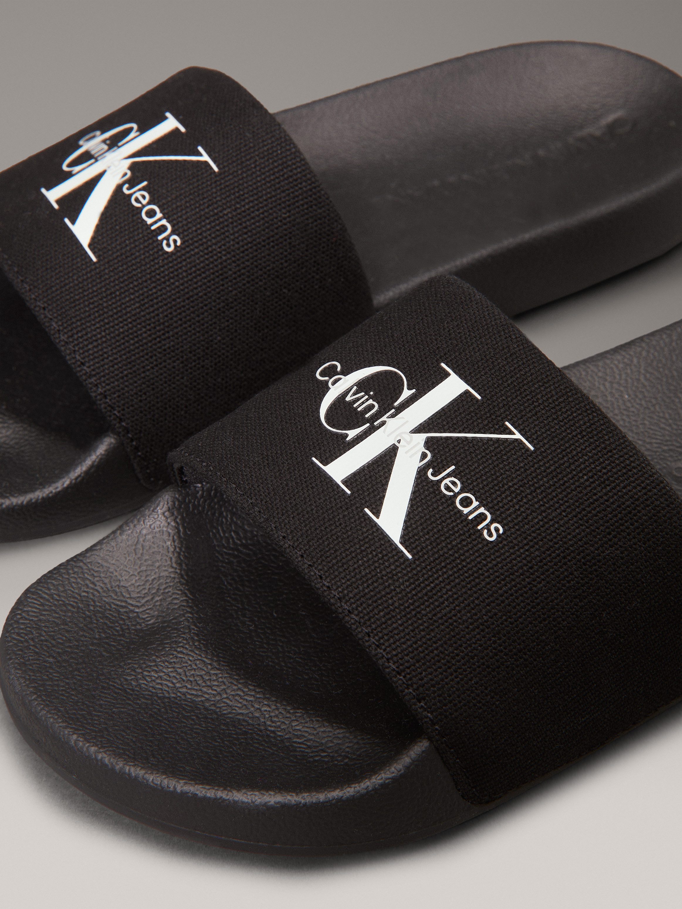 Calvin Klein Slippers SLIDE MONOGRAM WMNS , badschoen, slippers, zomerpantolette, strandschoen om in te stappen