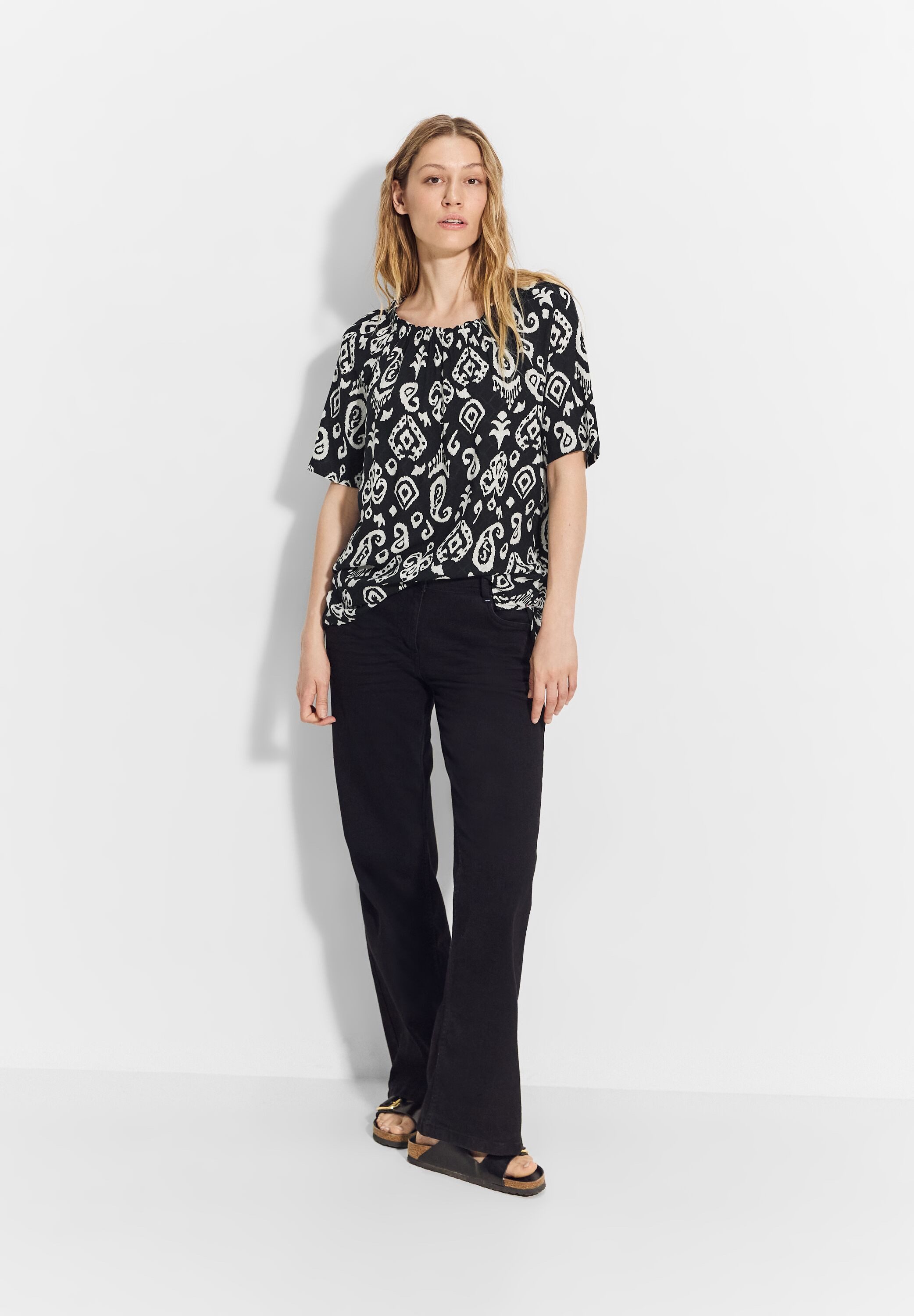 Cecil Blouse met carmenhals met een ornamentmotief