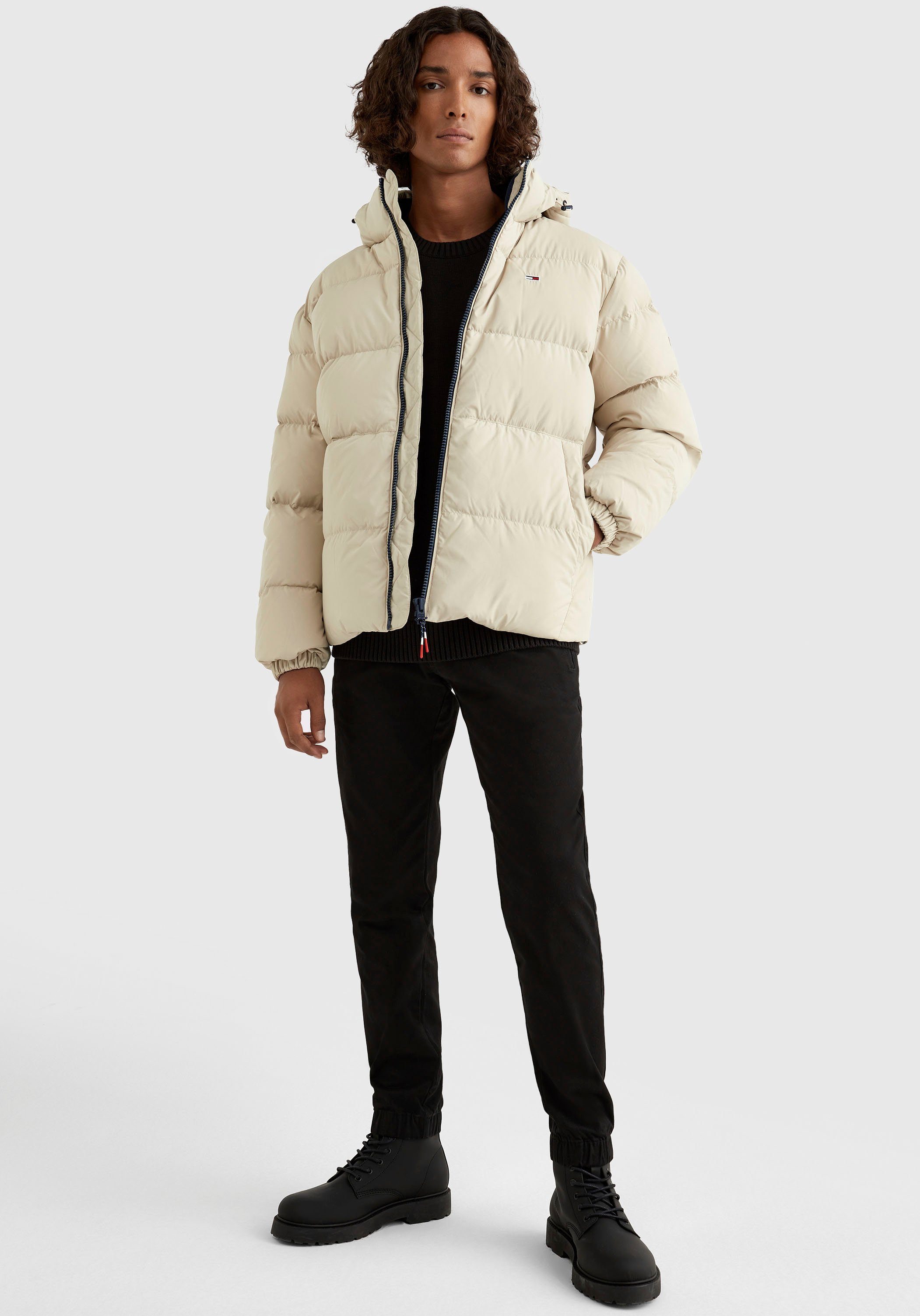 TOMMY JEANS Donsjack TJM ESSENTIAL DOWN JACKET met koord en stoppertjes aan de capuchon