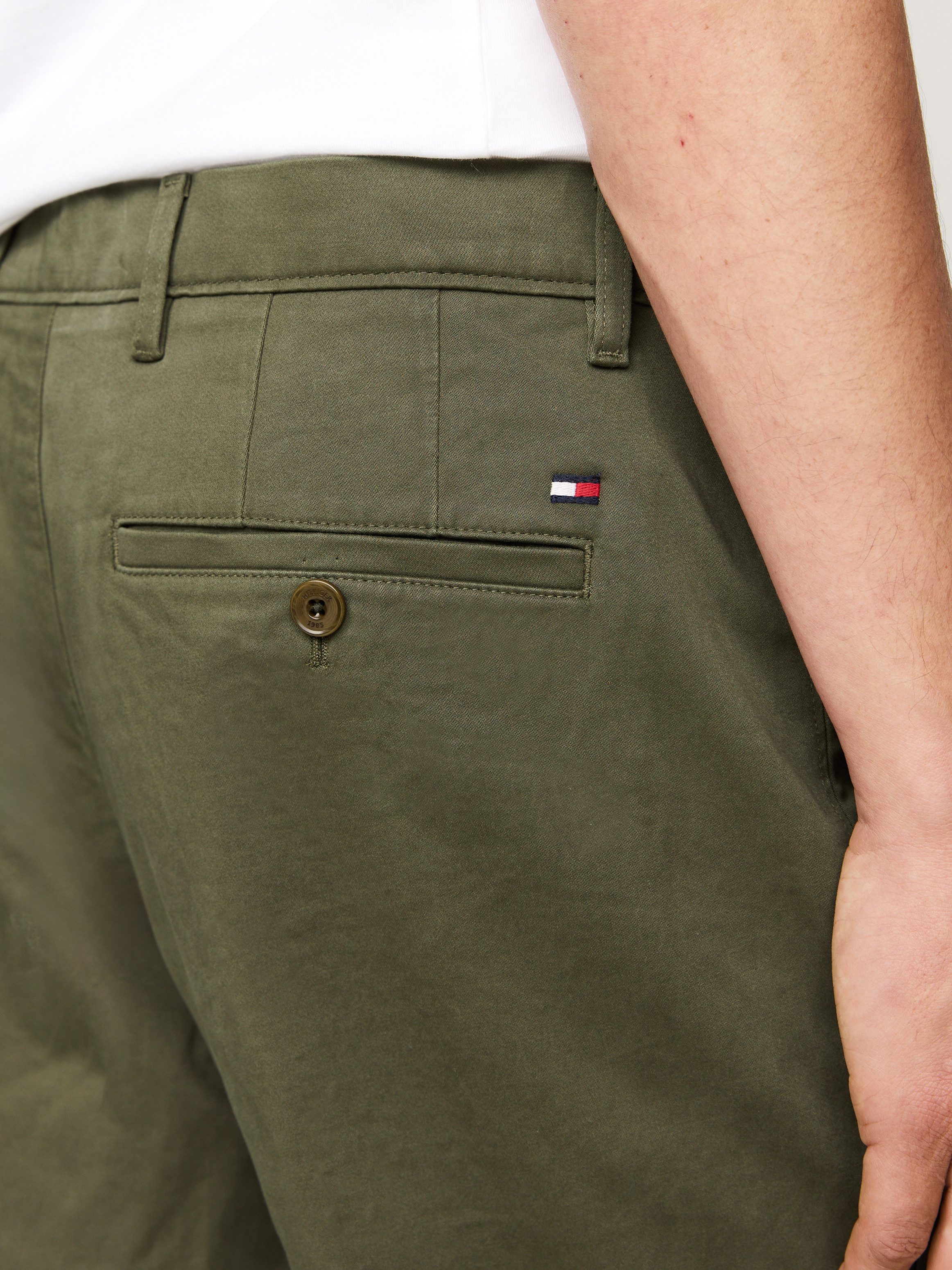 Tommy Hilfiger Chino DENTON CHINO SATIN met achterzakken met knoop, logo-borduursel
