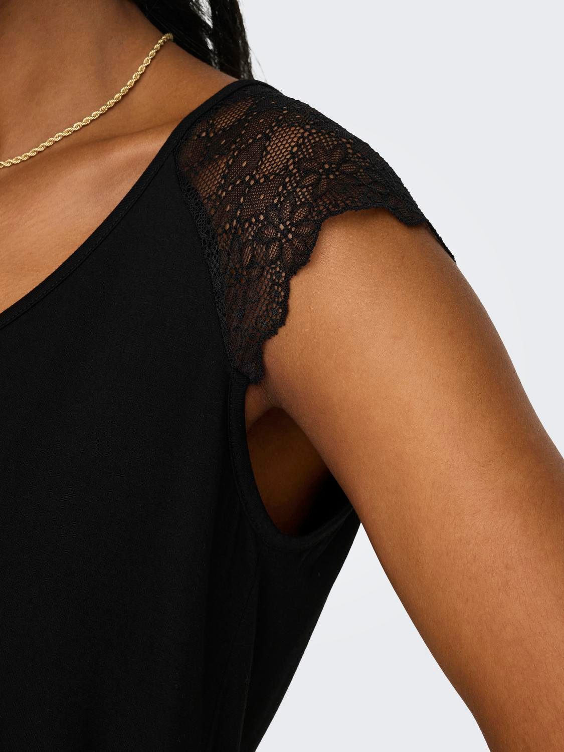 Only Shirt met V-hals ONLPETRA S/S LACE MIX TOP CS JRS