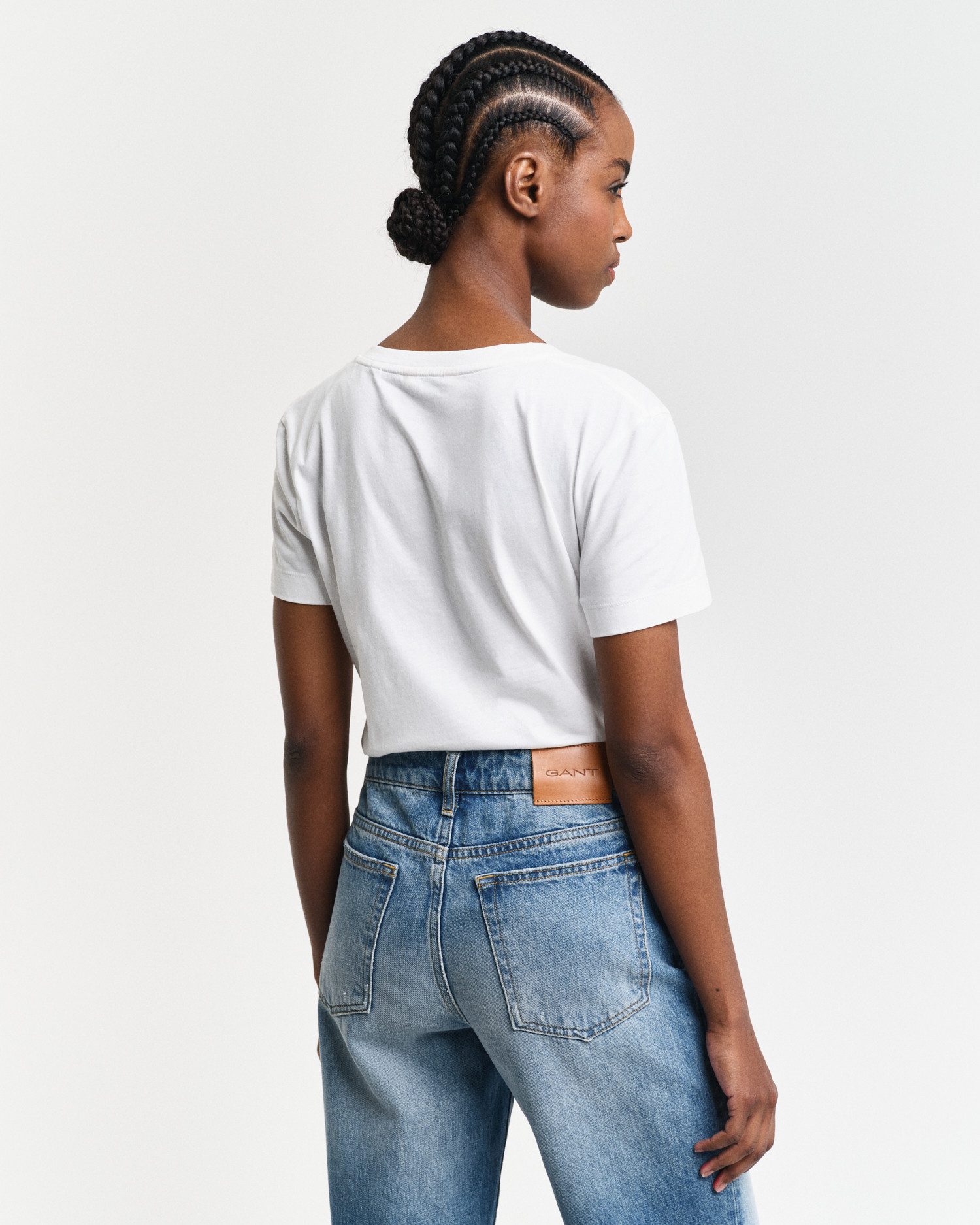 Gant T-shirt REG SHIELD KA V-NECK T-SHIRT met een klein geborduurd logo op de borst