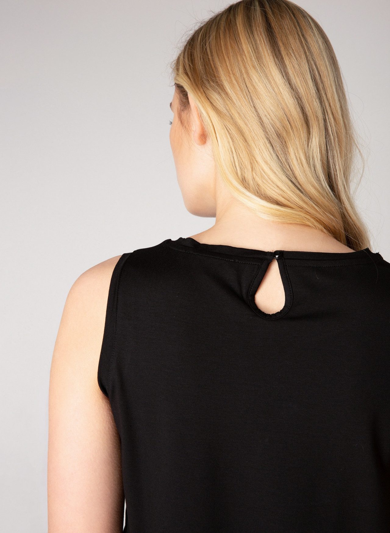Base Level Shirttop Yasmin 1-knoopsluiting in de nek