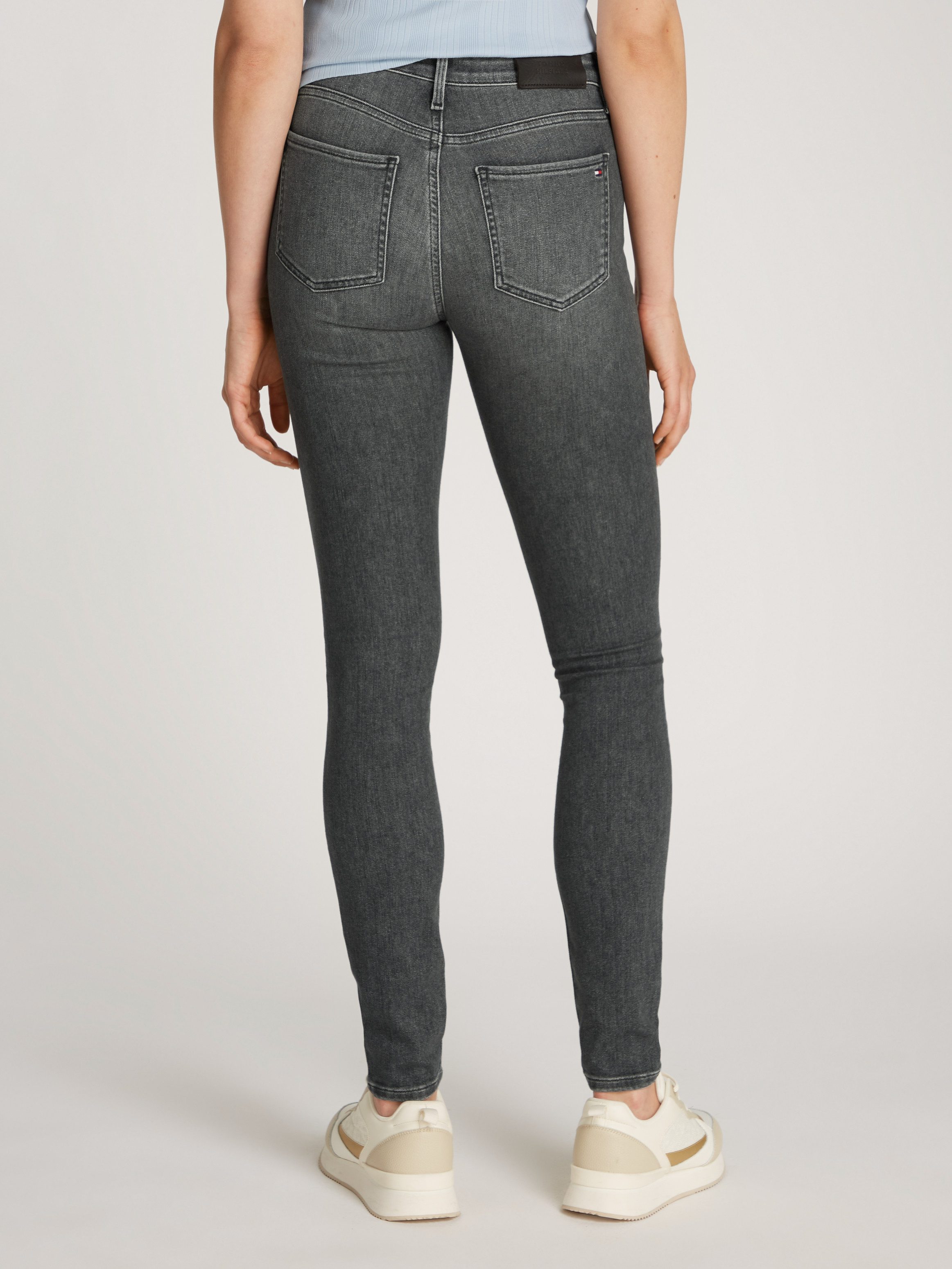 Tommy Hilfiger Skinny fit jeans COMO Skinny Regular Waist met logo-badge in enkel-lengte