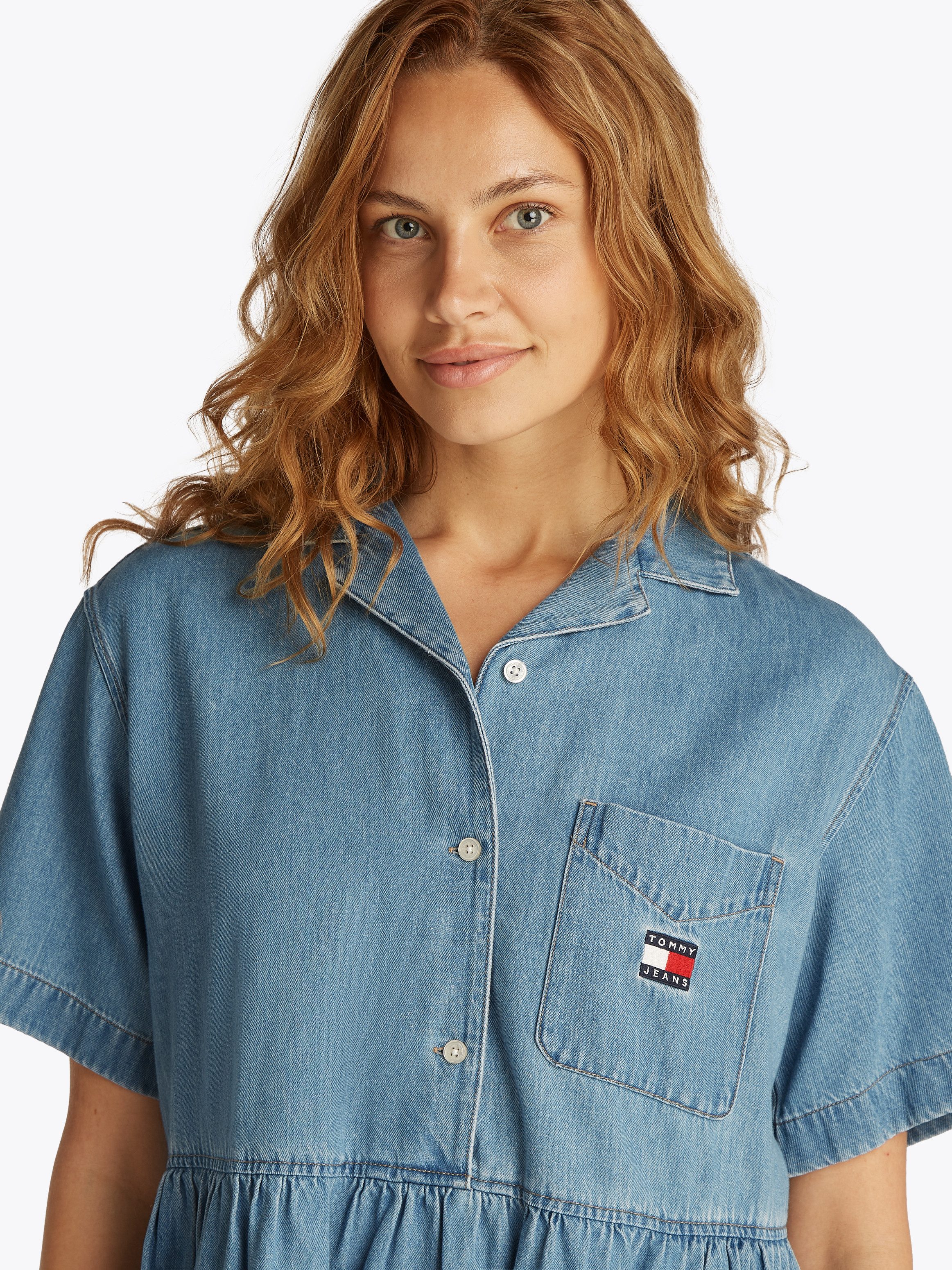 TOMMY Jeans jurk TJW LT DENIM DRESS EXT in mini-lengte, met logo-borduursel, in blauwe was