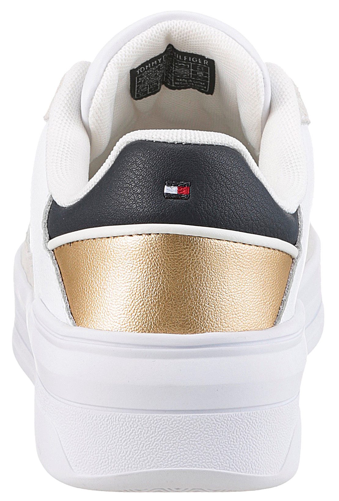 Tommy Hilfiger Plateausneakers ESSENT BASKET SNEAKER METALLIC vrijetijdsschoen, lage schoen, veterschoen met zijlogo-vlag