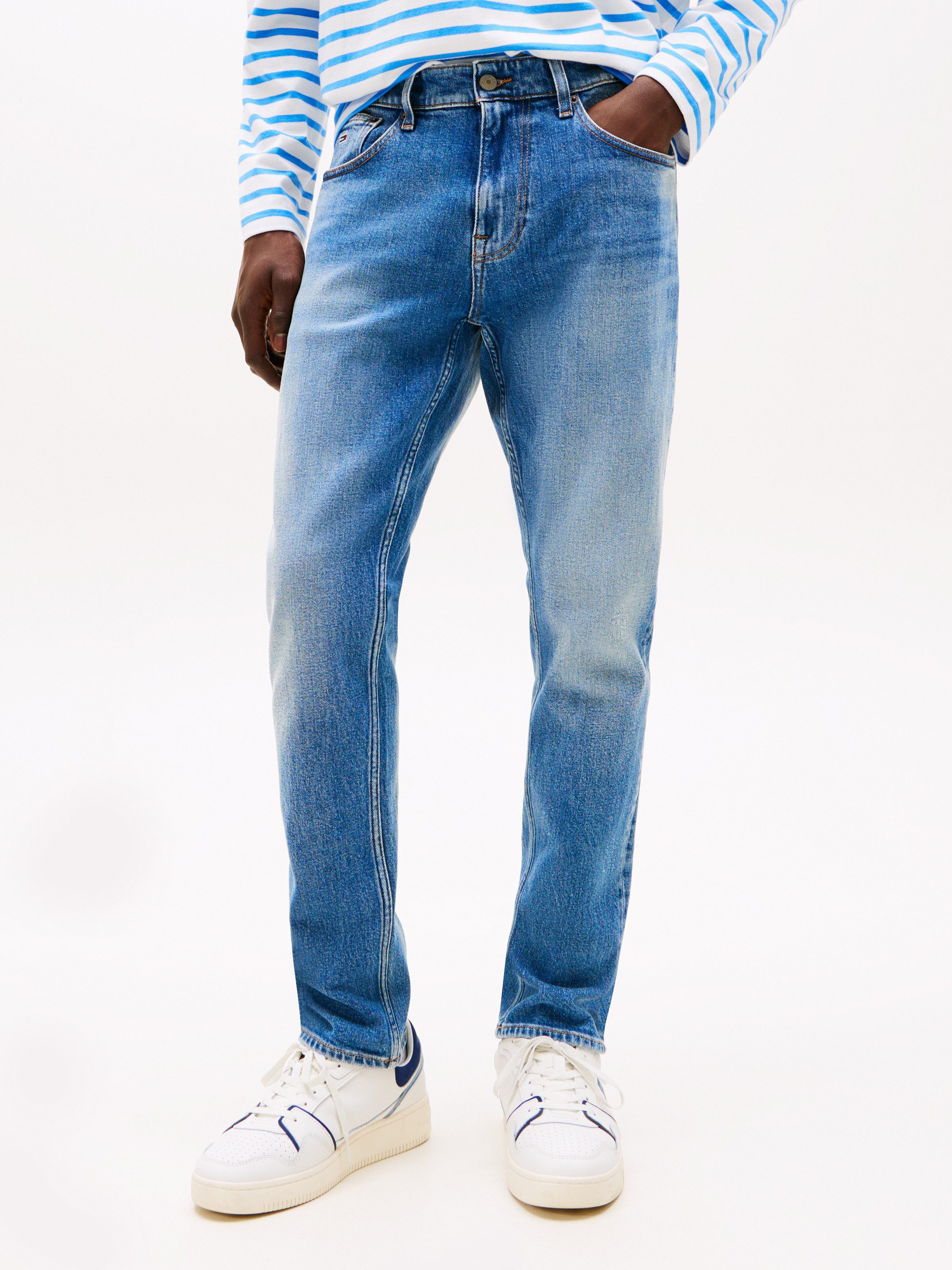 TOMMY JEANS Slim fit jeans AUSTIN SLIM TAPERED naar de enkel toe smaller wordende jeans met gemiddelde taillehoogte