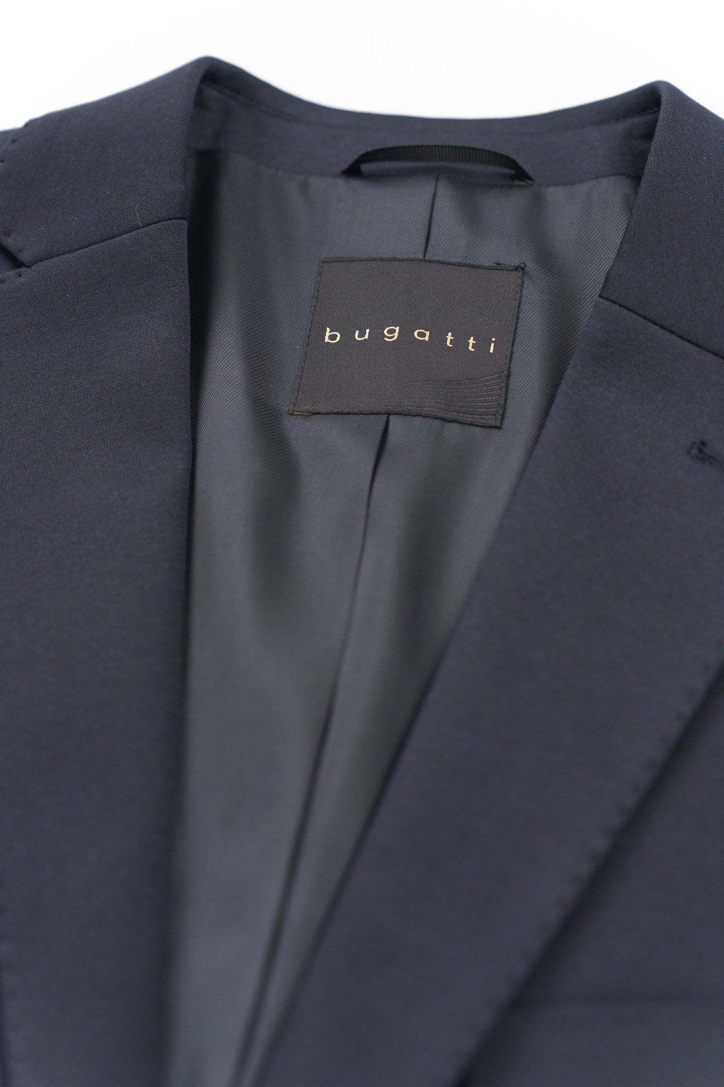Bugatti Colbert bij een pak met een stijlvolle structuur