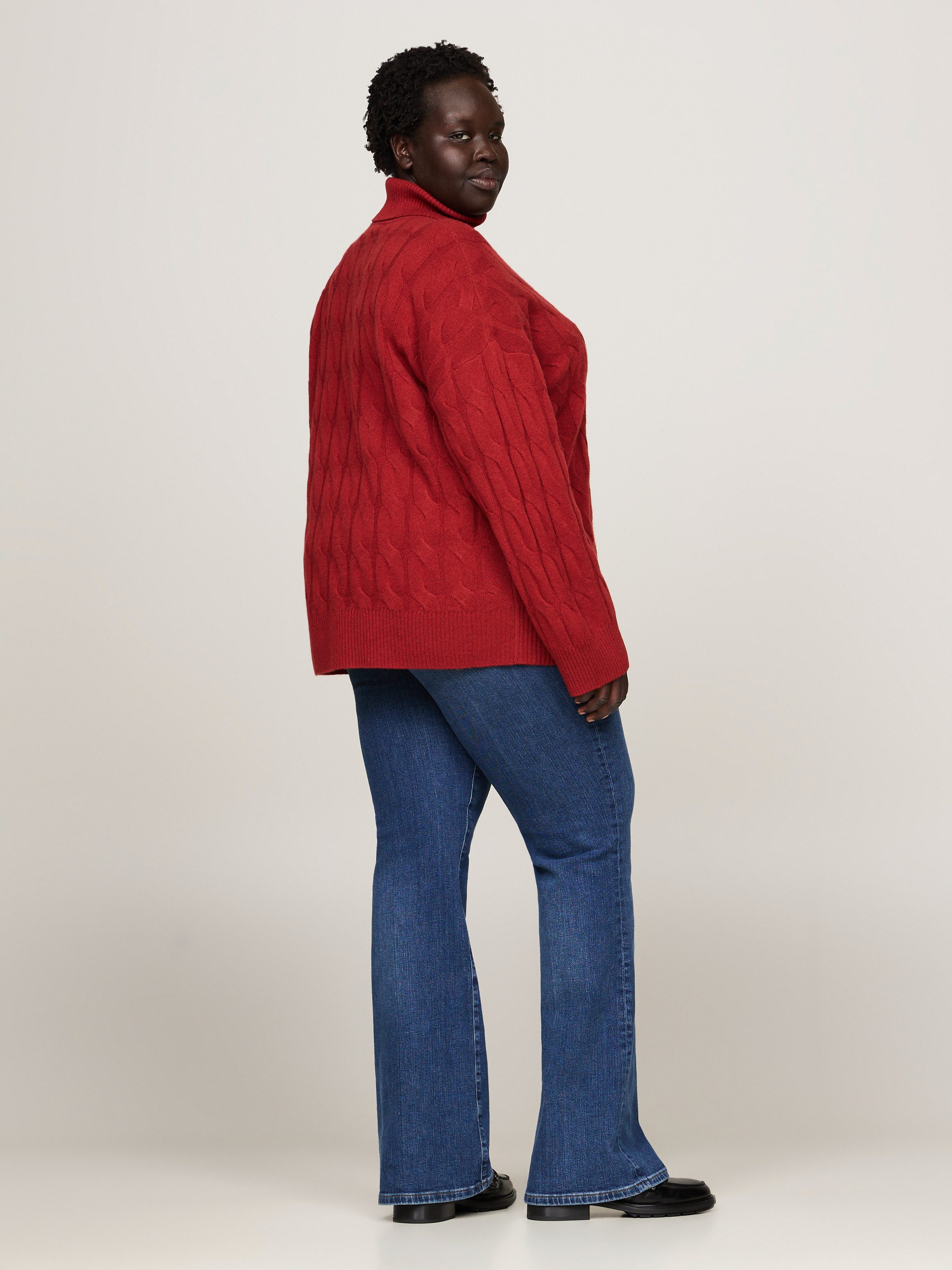 Tommy Hilfiger Curve Coltrui CRV SOFT WOOL C Sweater in grote maten met logoborduring op de mouw van 100% wol