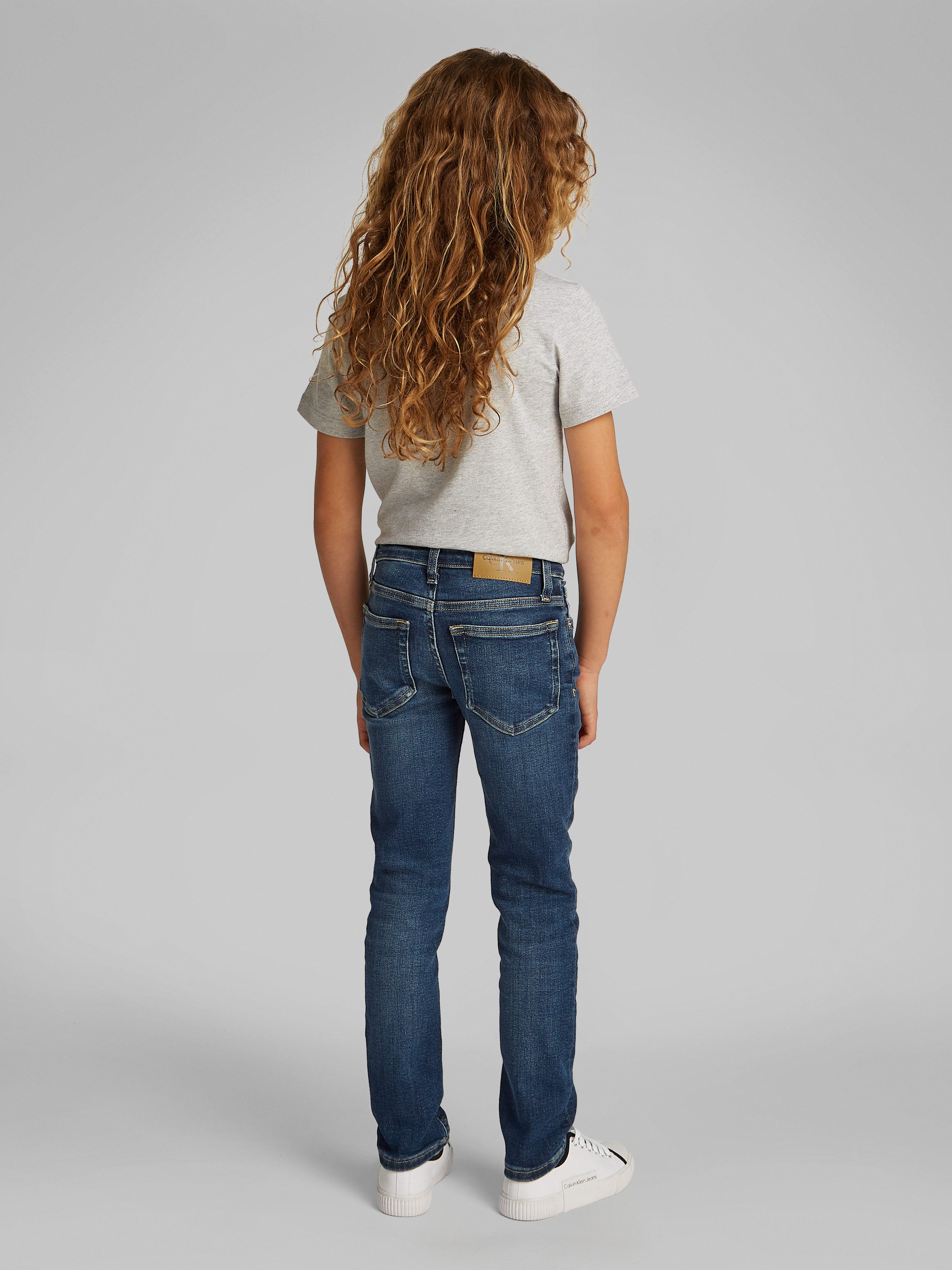 Calvin Klein Slim fit jeans DARK BLUE VISUAL SLIM voor kinderen tot 16 jaar met leren patch