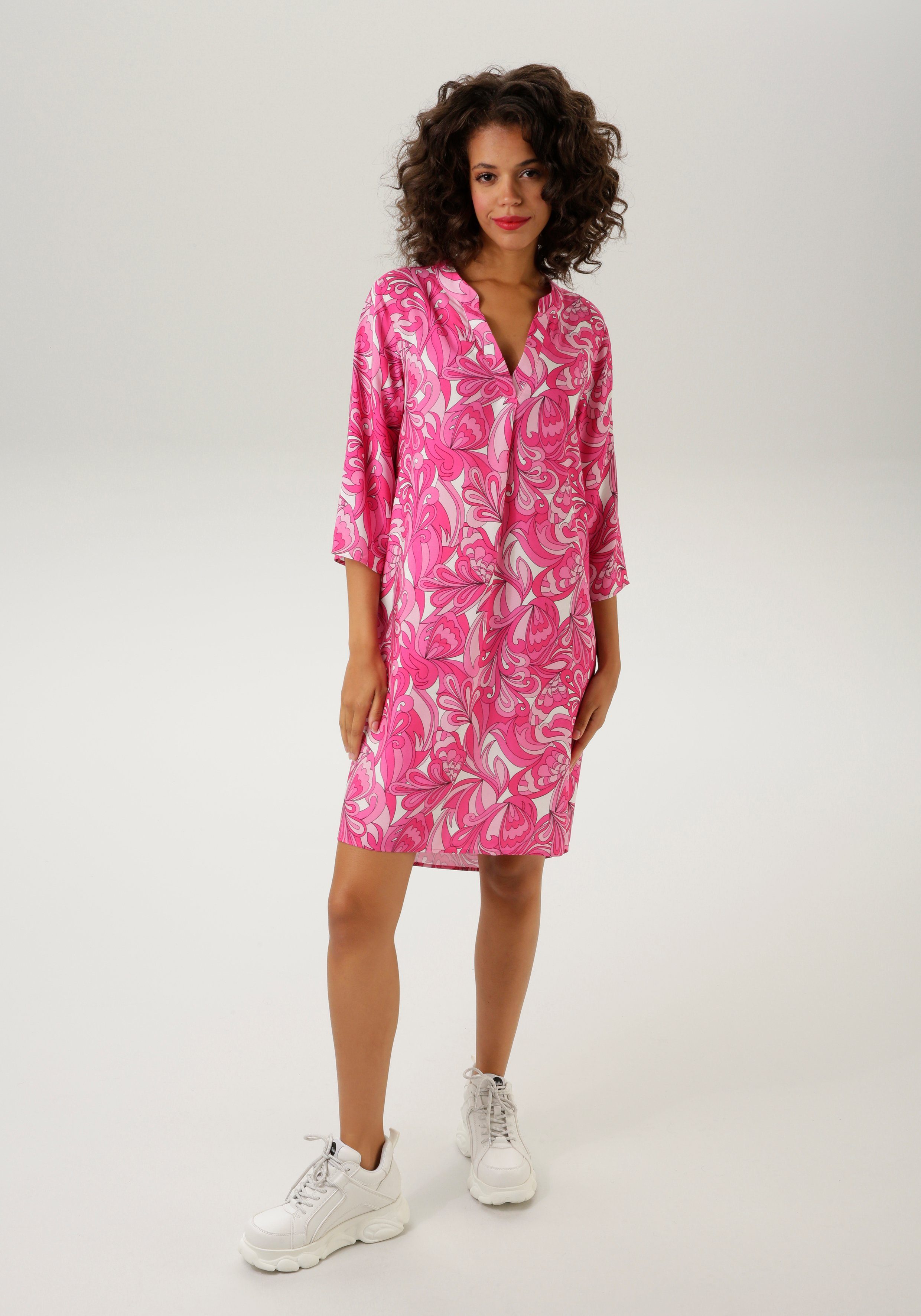 Aniston CASUAL Zomerjurk met harmonieuze kleuren, grafische print