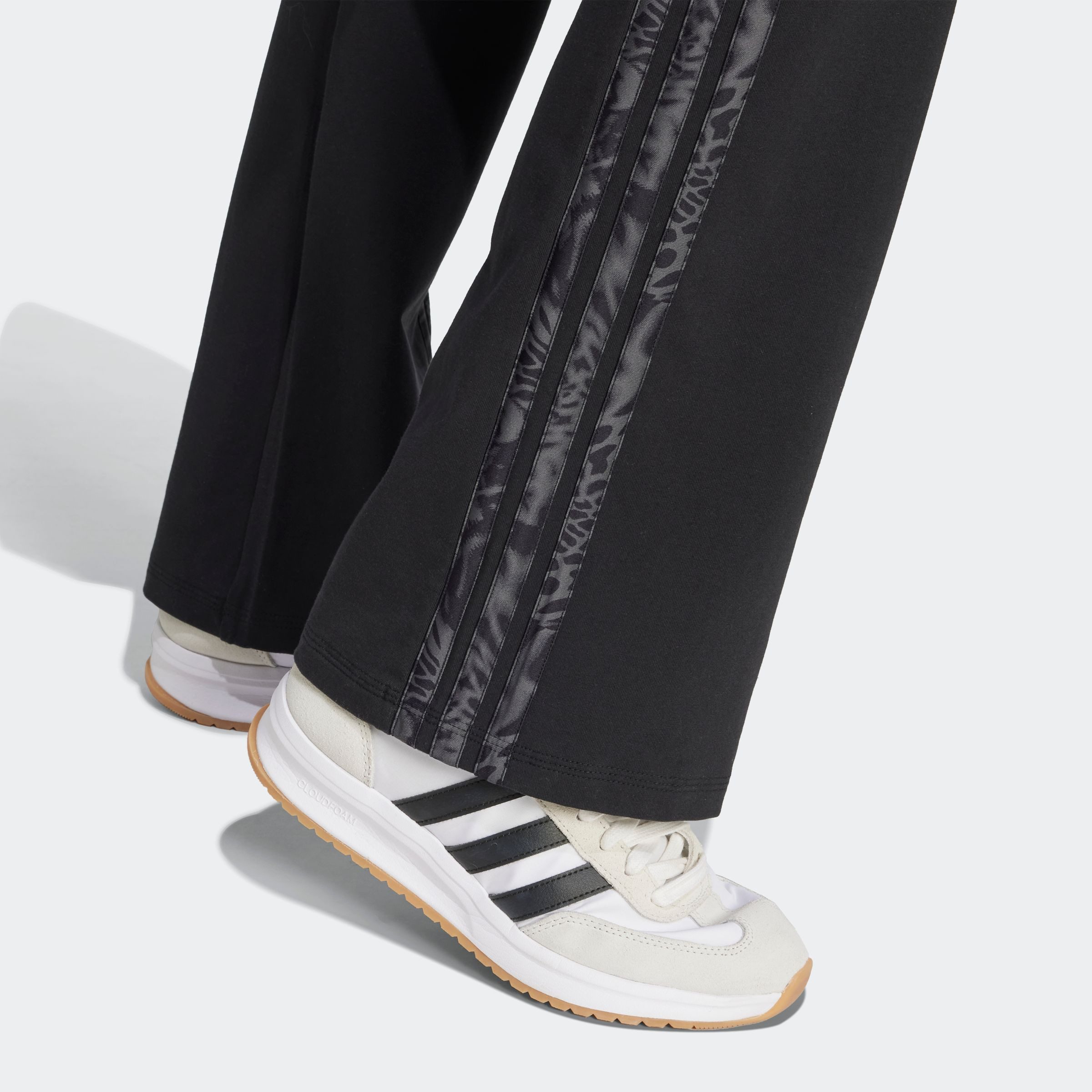 adidas Sportswear Trainingstights W AOP FLARE LEG (1-delig)