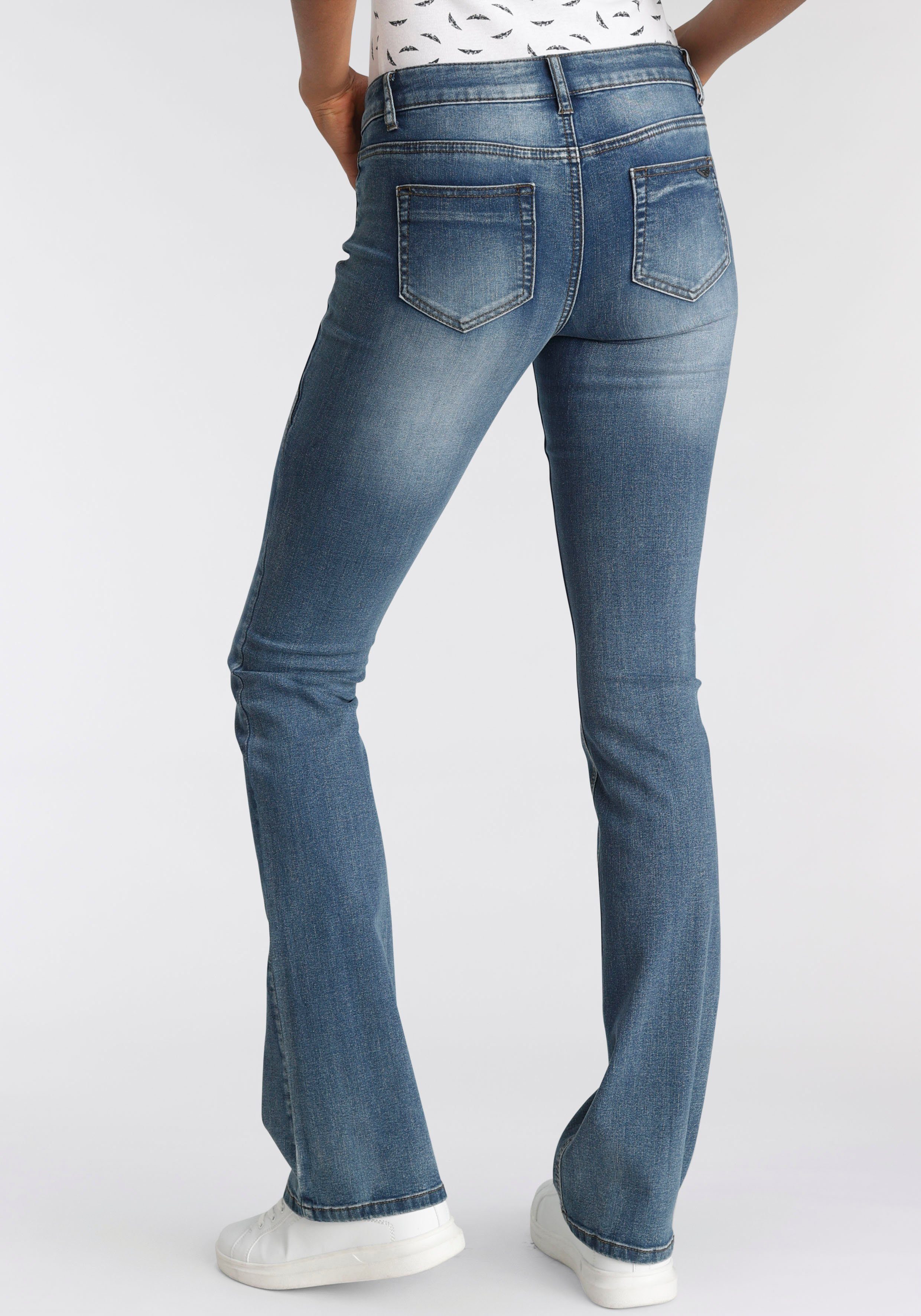 Arizona Bootcut jeans Met geren uitlopende pasvorm, lage taille, elastisch materiaal