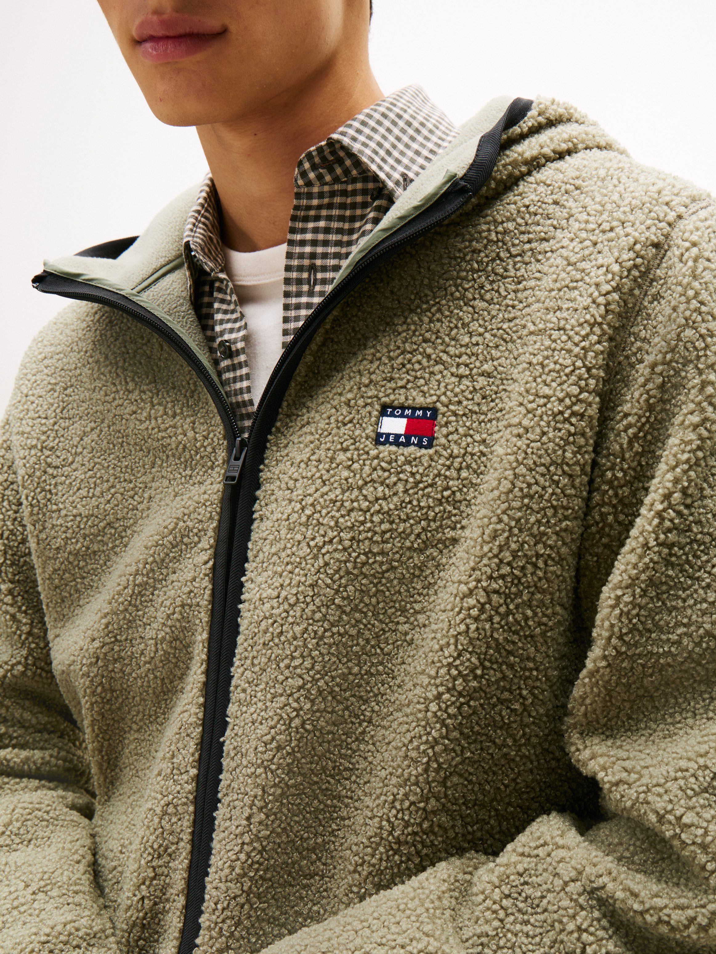 TOMMY JEANS Pluchen jack TJM REG BADGE TEDDY ZIP TRU EXT met logopatch, licht afgezakte schouders