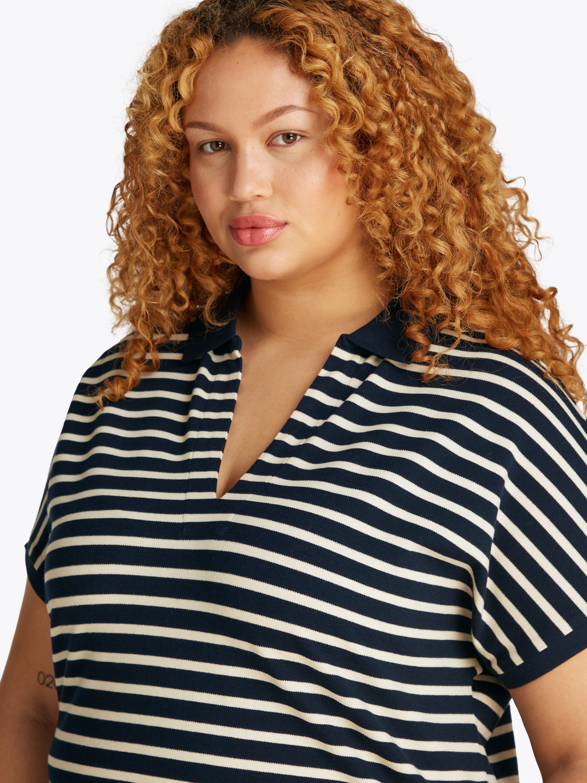 Tommy Hilfiger Curve Poloshirt CRV LYOCELL OPEN-NK POLO SS in grote maten, polokraag, streep patroon