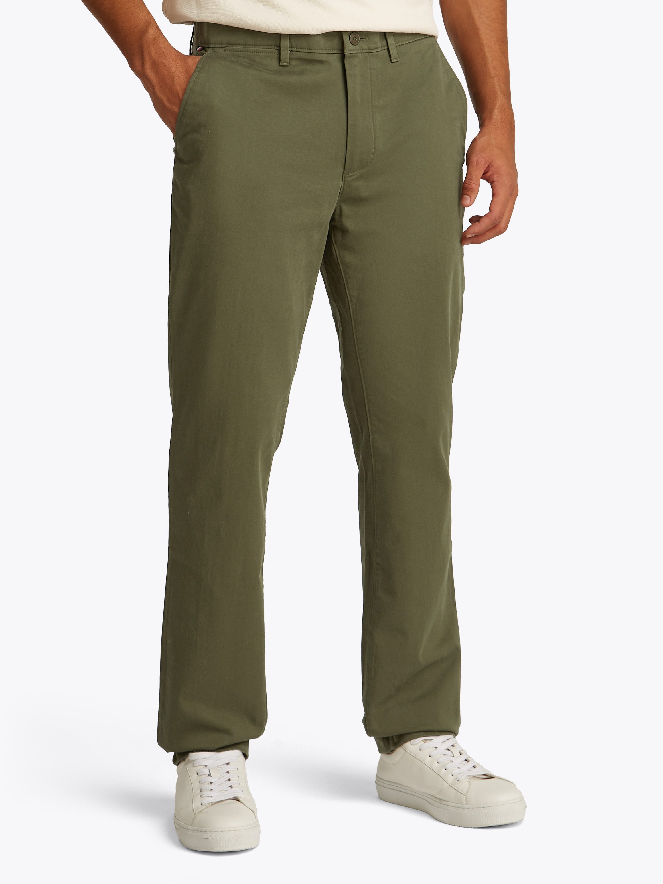 Tommy Hilfiger Chino DENTON CHINO SATIN met achterzakken met knoop, logo-borduursel