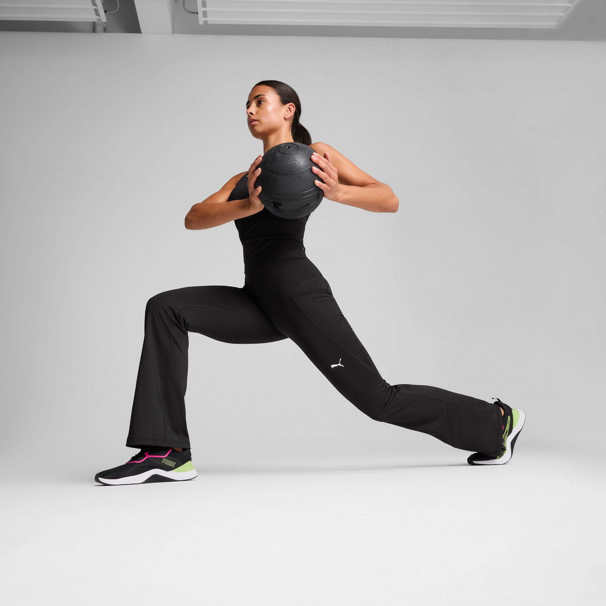 PUMA Trainingsbroek W TAD ESSENTIAL HW BOOTCUT PANT