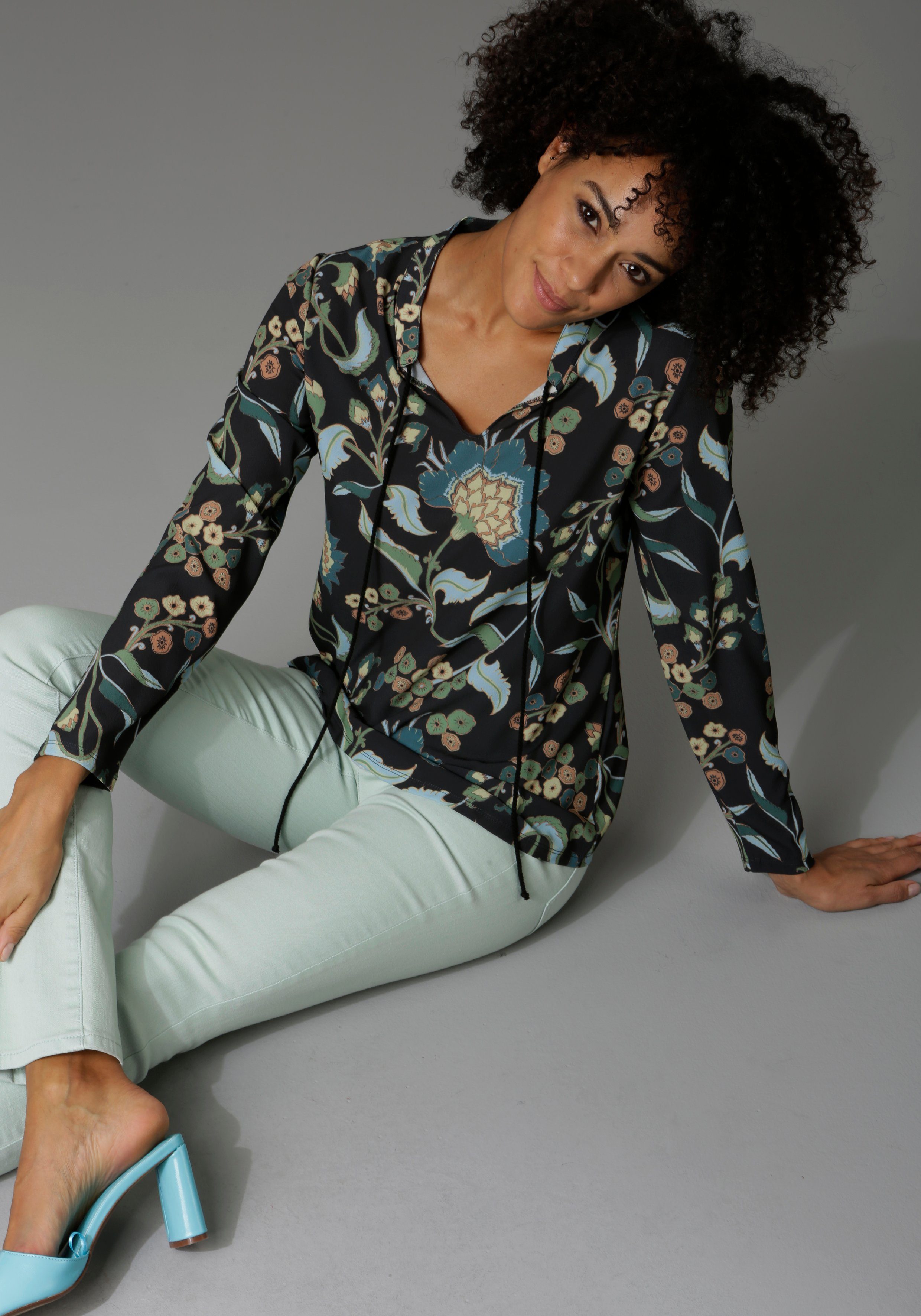 Aniston CASUAL Blouse zonder sluiting met schilderachtige bloemenprint