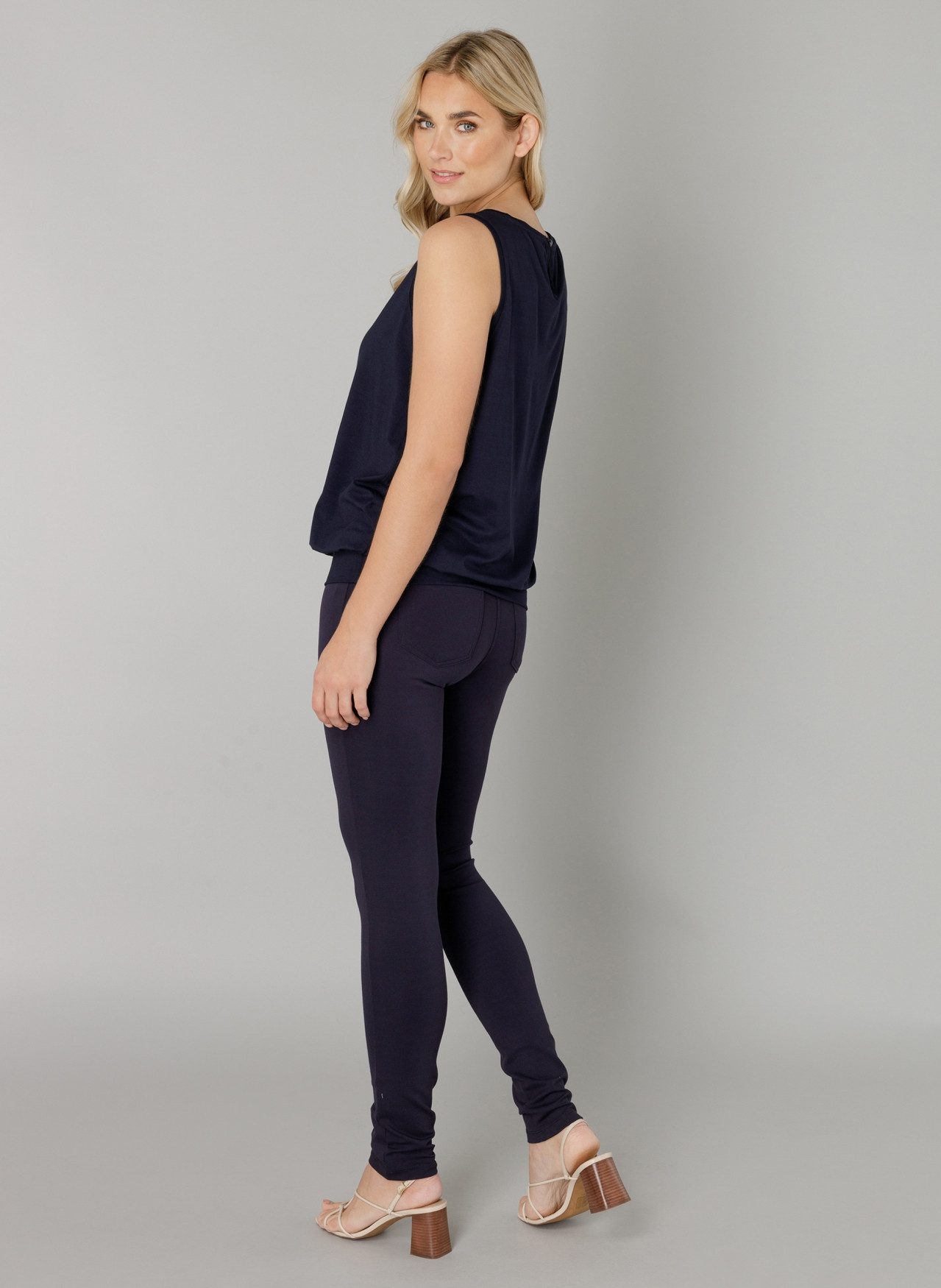 Base Level Shirttop Yasmin 1-knoopsluiting in de nek