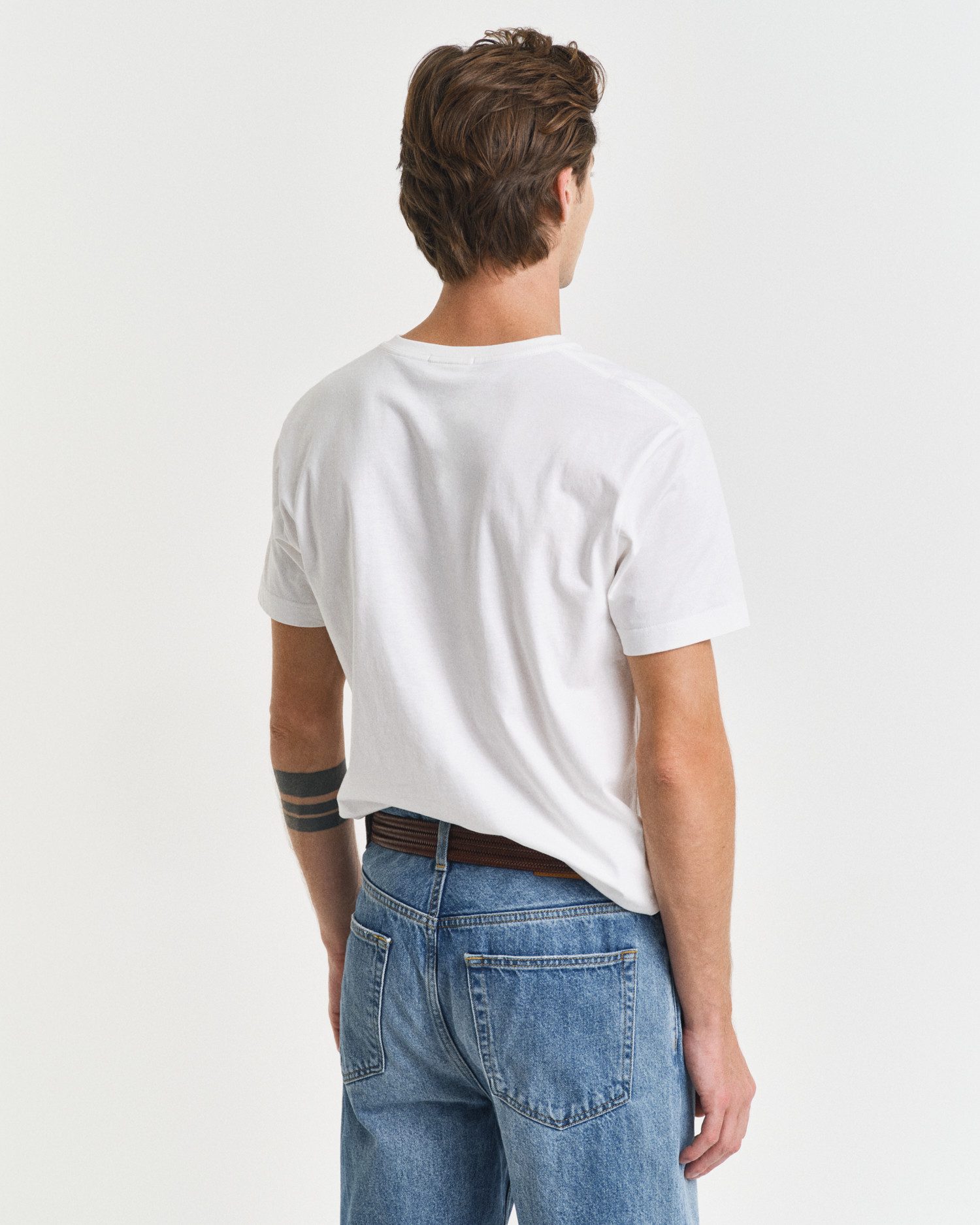 Gant T-shirt SLIM SHIELD V-NECK T-SHIRT met een klein geborduurd logo op de borst