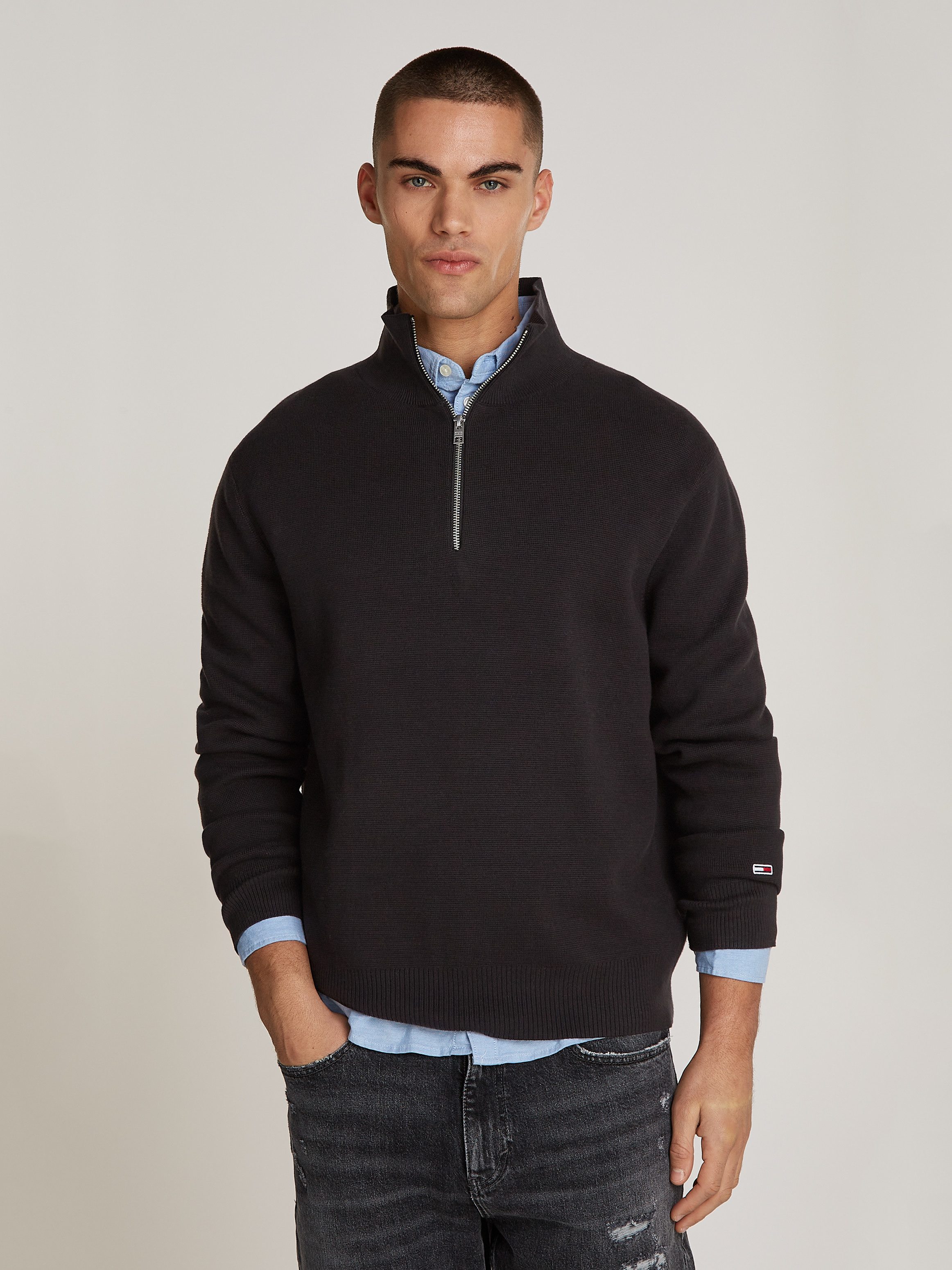 TOMMY JEANS Gebreide trui TJM REG HALF ZIP SWEATER met geborduurd merklogo op de mouw heren pullovers maat S zwart