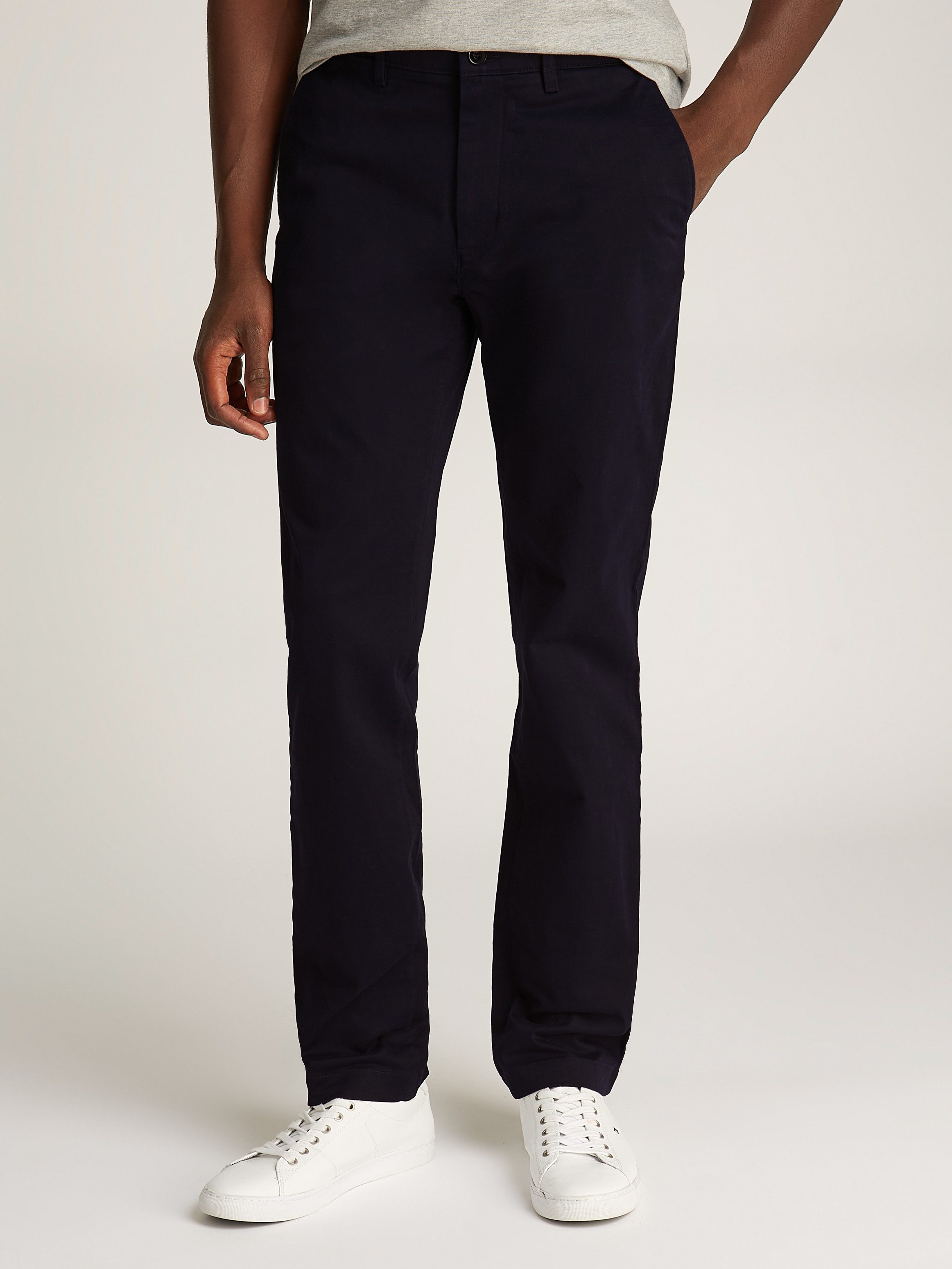 Tommy Hilfiger Chino DENTON CHINO SATIN met achterzakken met knoop, logo-borduursel