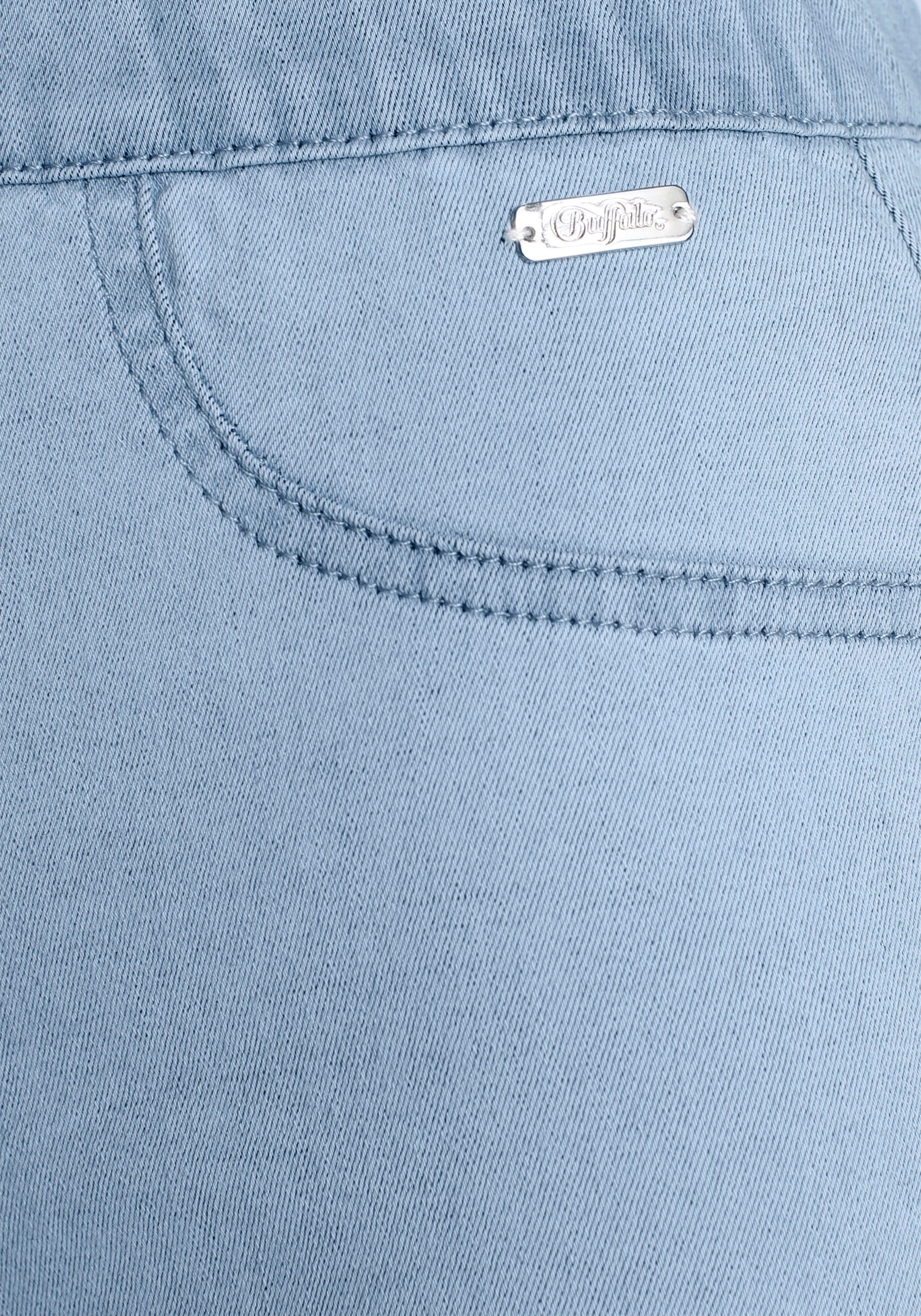 Buffalo Bermuda in elastische denim met twee achterzakken