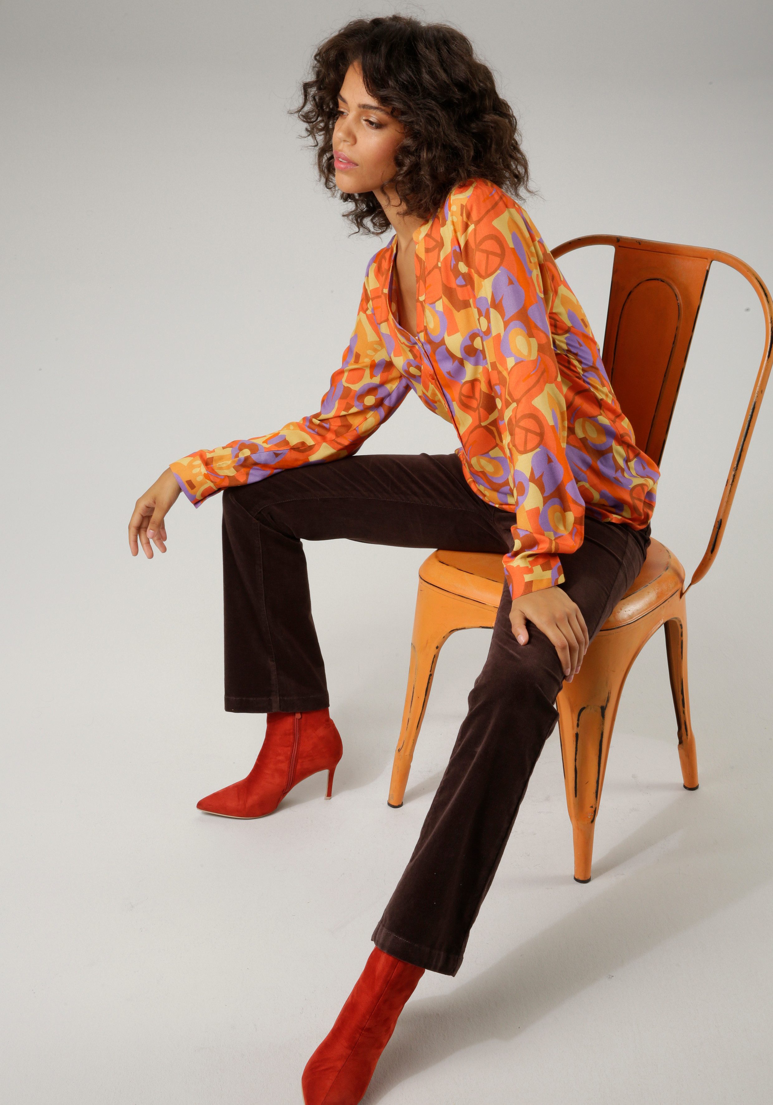 Aniston CASUAL Blouse zonder sluiting met extravagante, grafische print
