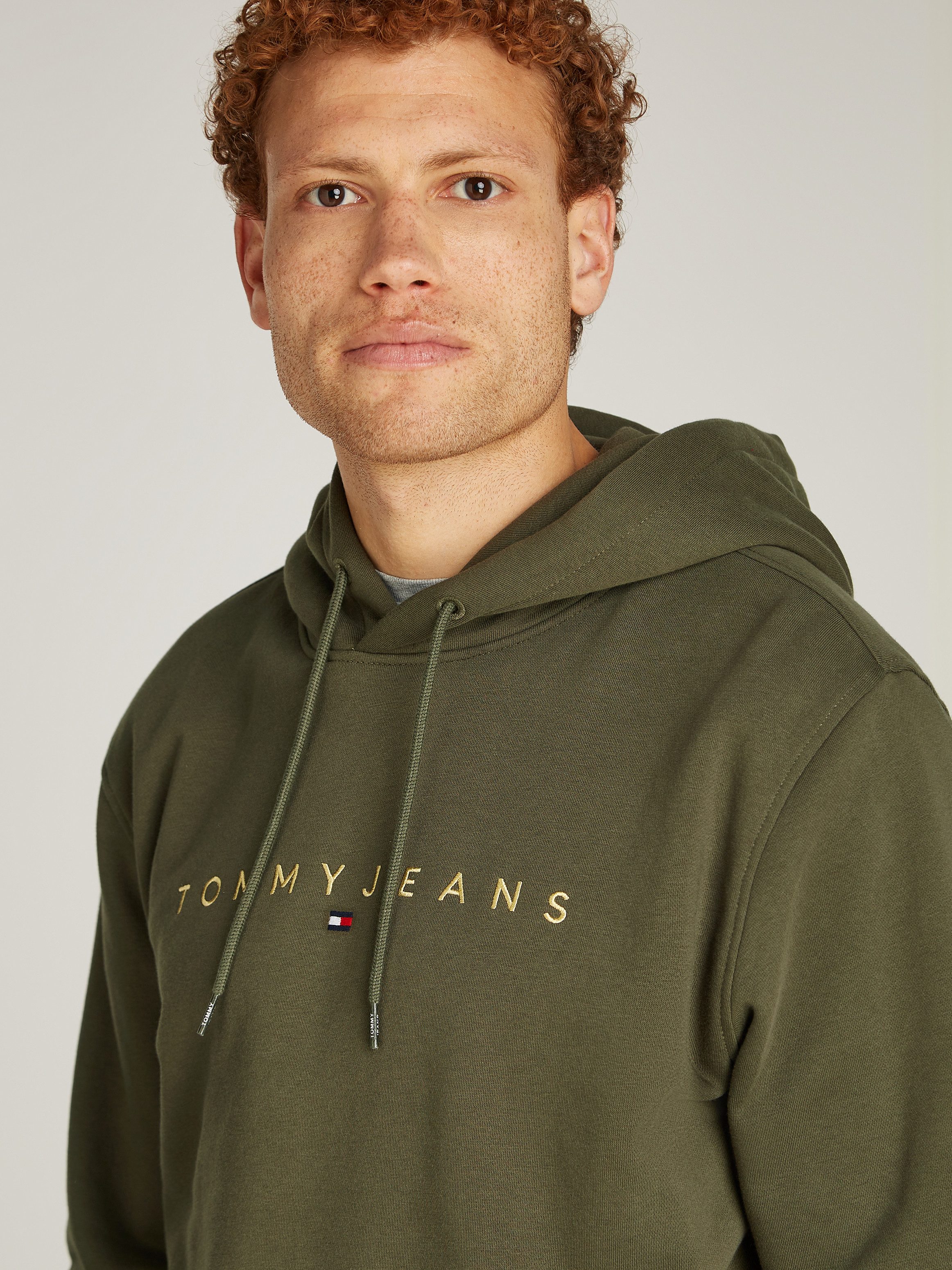 TOMMY JEANS Sweatshirt TJM REG LINEAR GOLD HOOD EXT geborduurd merkembleem op borsthoogte