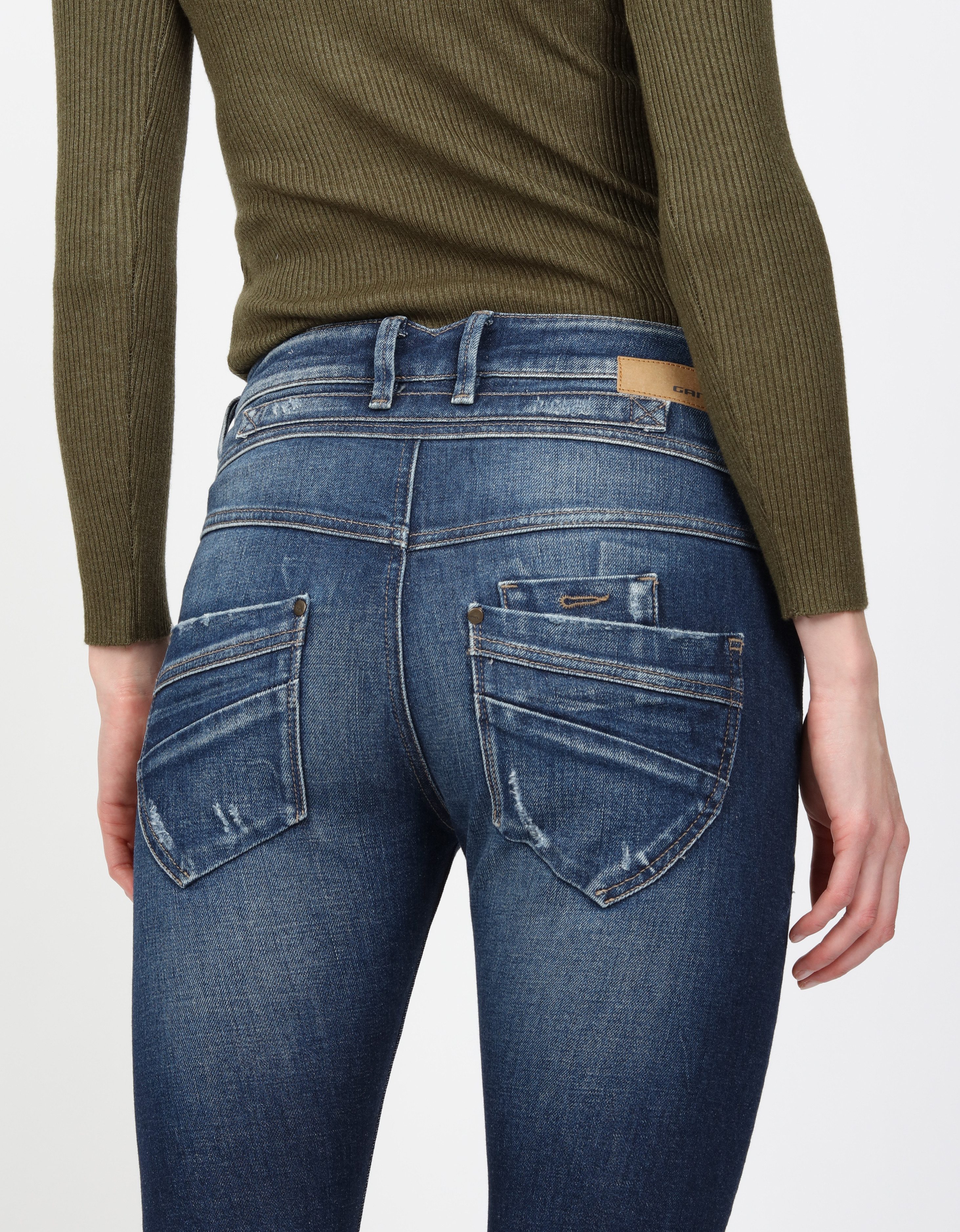GANG Slim fit jeans 94Marge met bijzondere 4-knoopssluiting