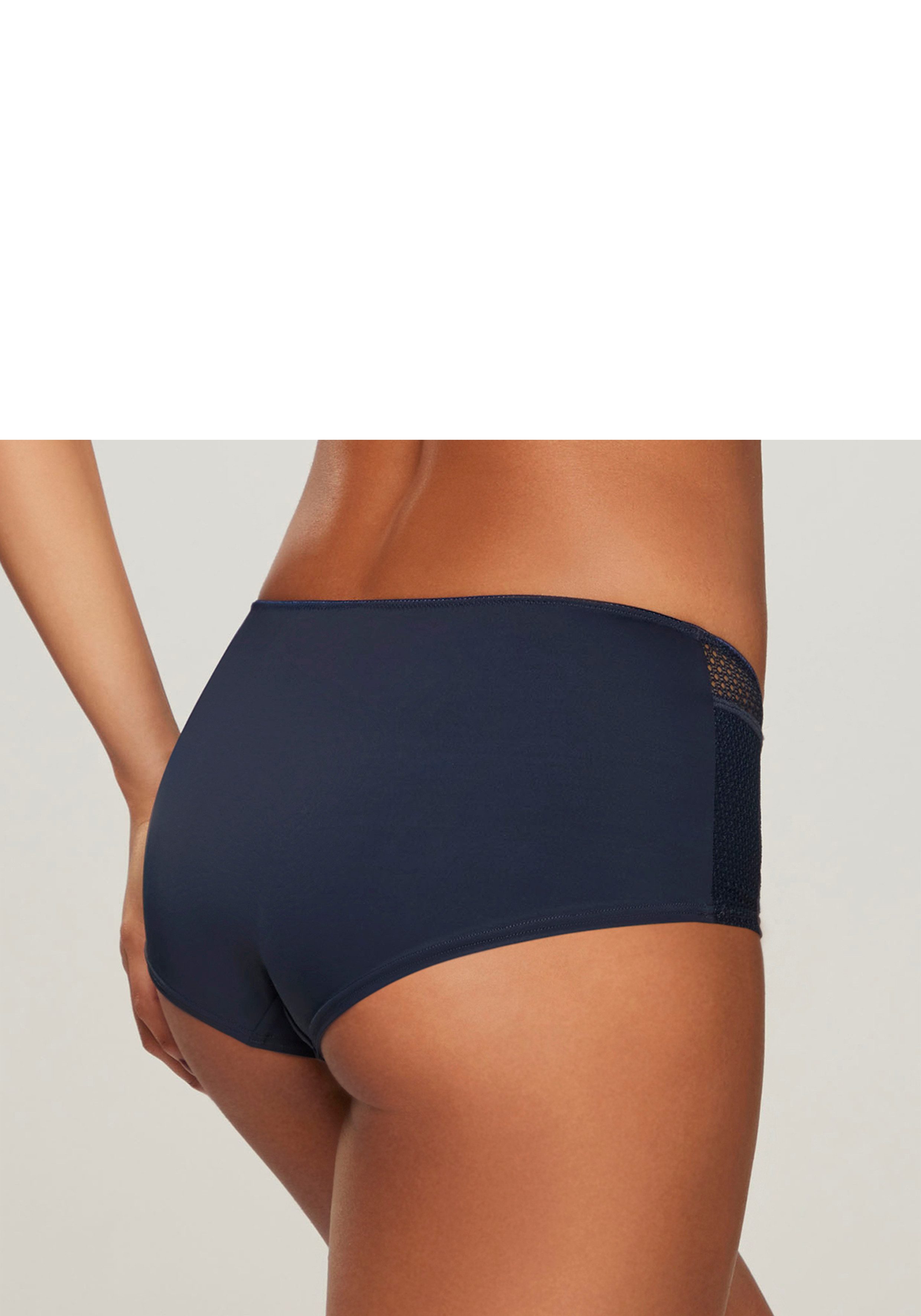 Nuance Hipster met fijne sierstrik en sieraadaccessoire