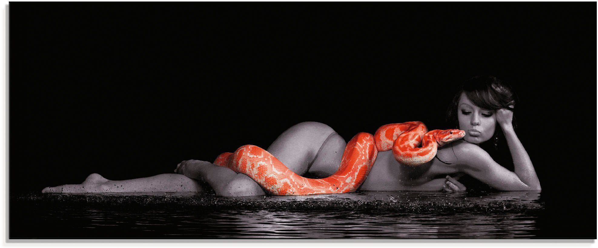 Artland Print op glas Vrouw in water liggend met rode python (1 stuk)