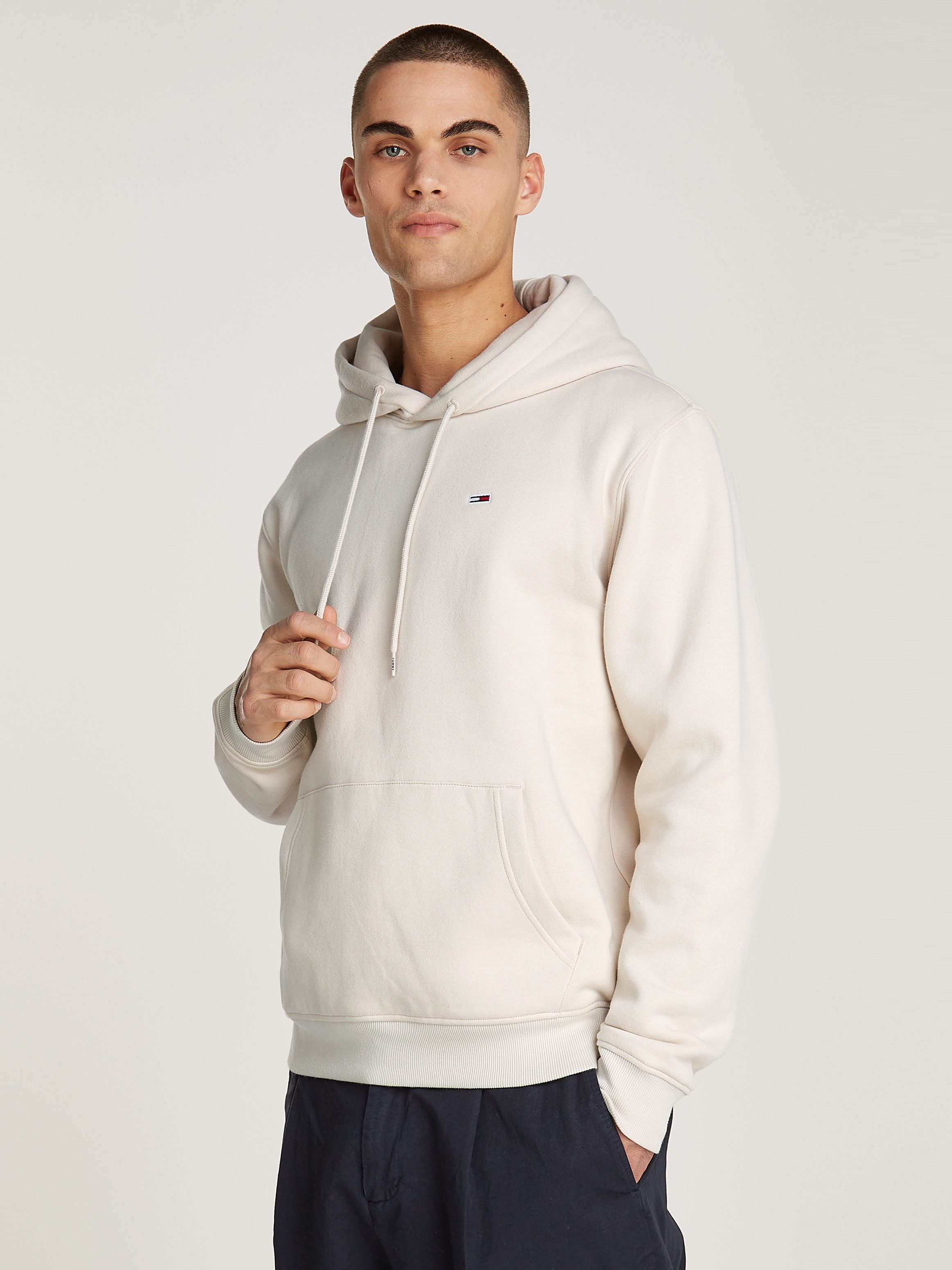 TOMMY JEANS Sweatshirt TJM REG S FLAG HOODIE met geborduurd merklogo op borsthoogte