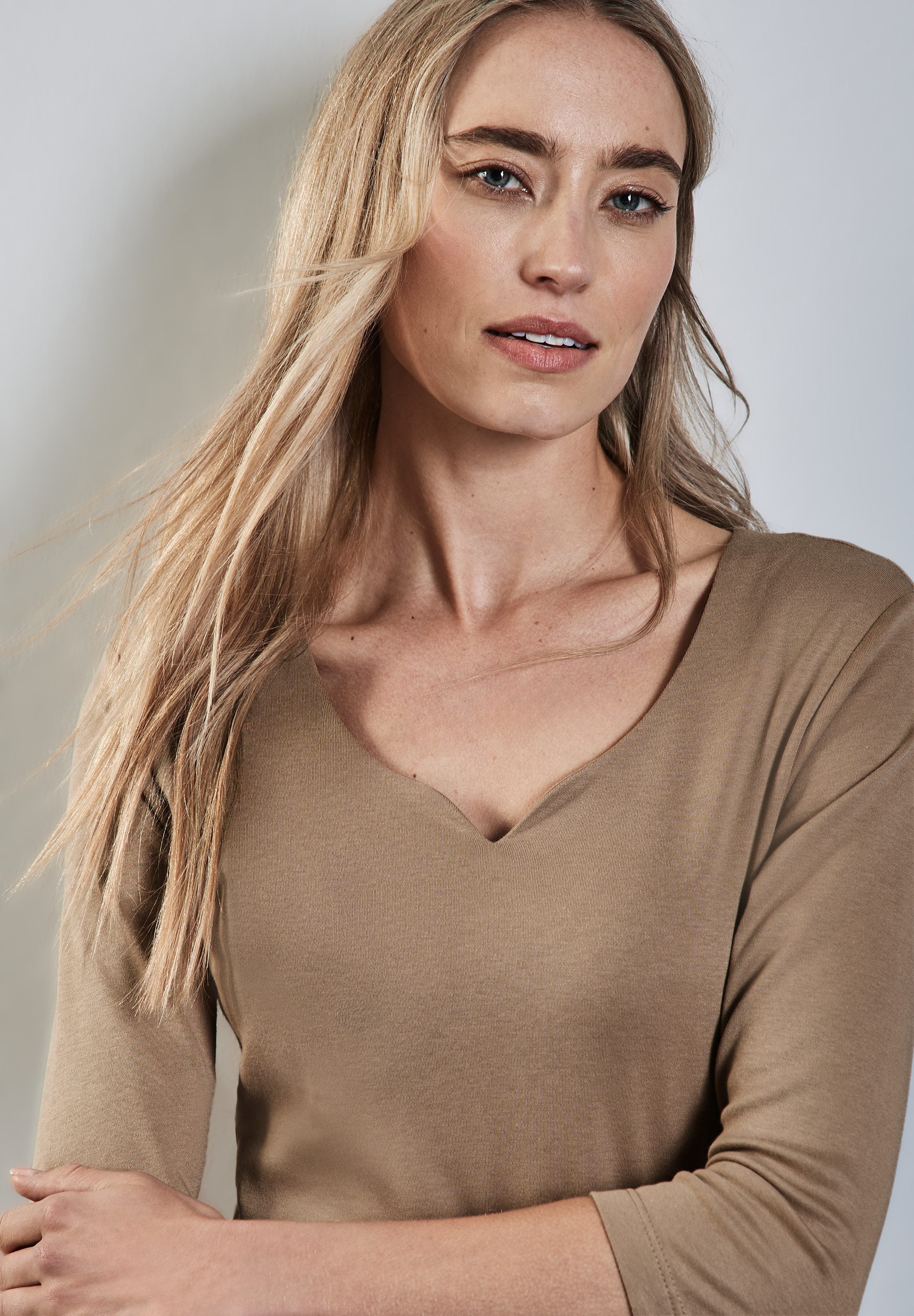 STREET ONE Shirt met lange mouwen met hartvormige halslijn