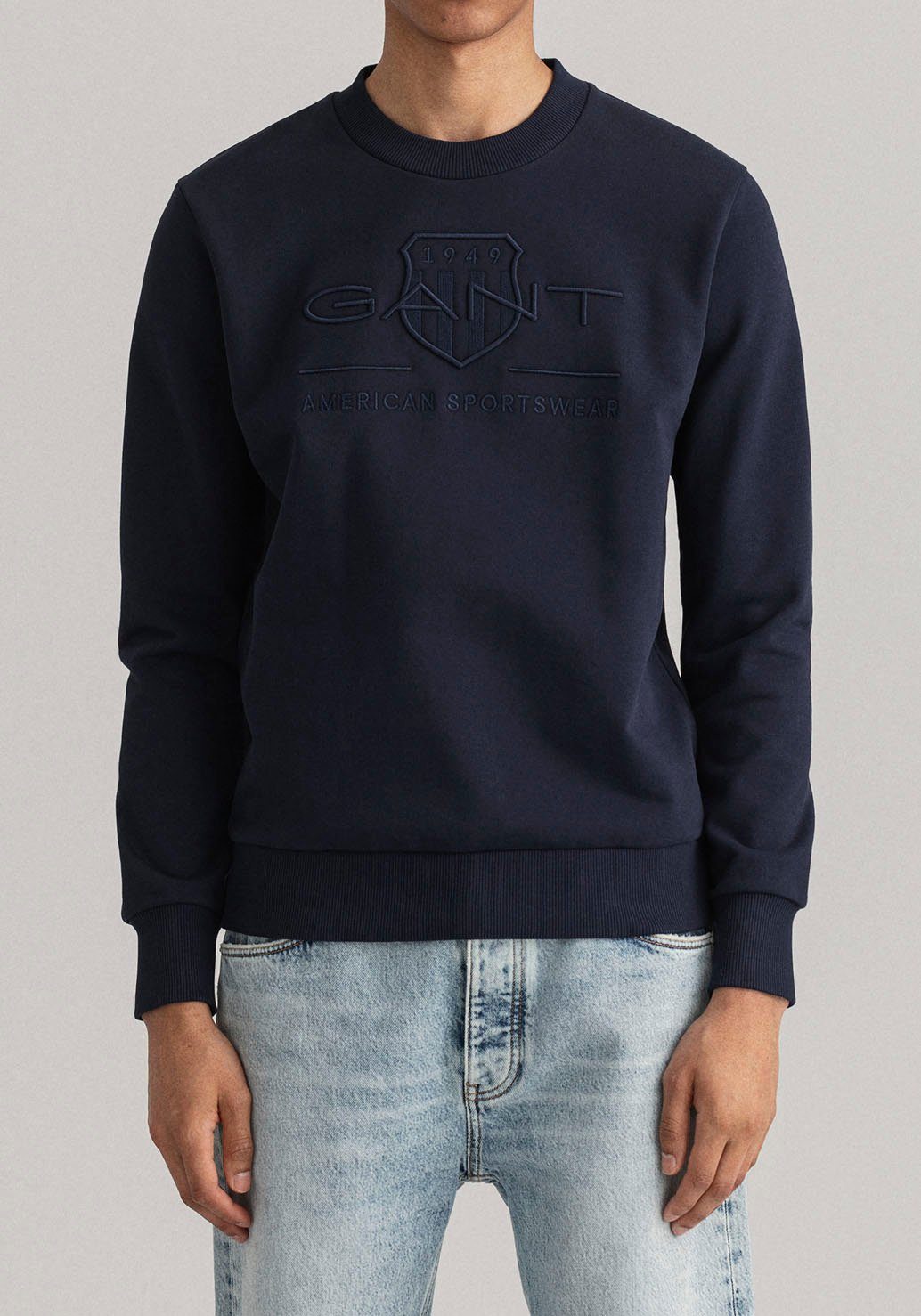 Gant Sweatshirt D1. TONAL ARCHIVE SHIELD C-NECK met logoborduursel op borsthoogte