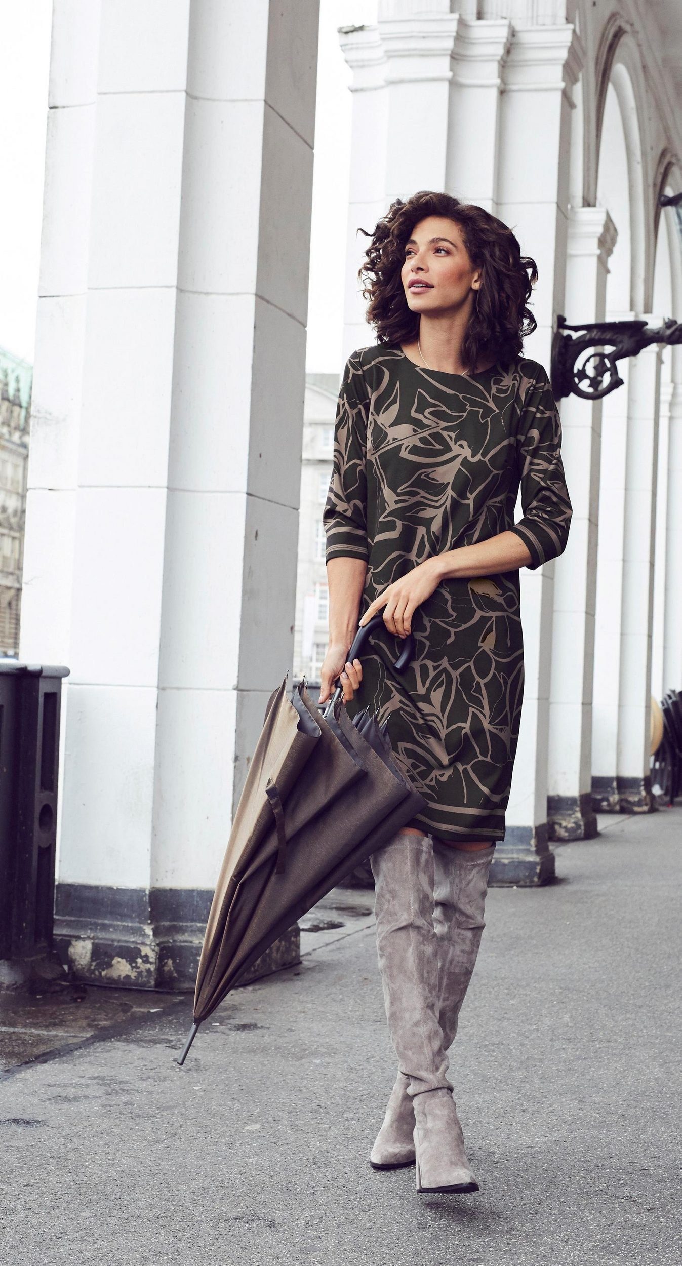 Aniston SELECTED Jerseyjurk met interessante print all-over