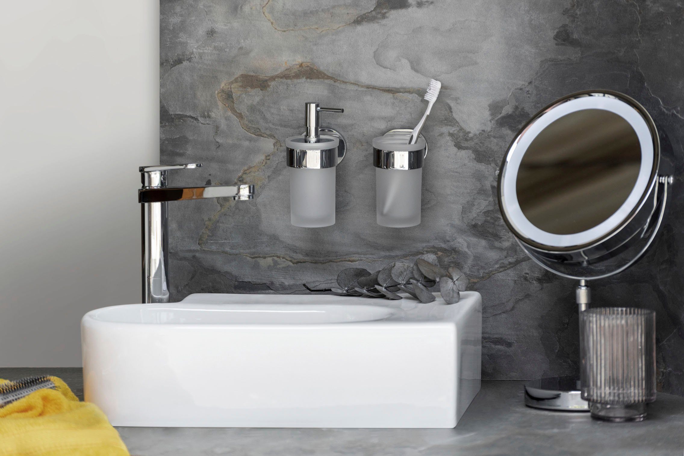 WENKO Poetsbeker UV-Loc® Maribor bevestigen zonder boren met innovatief plaksysteem