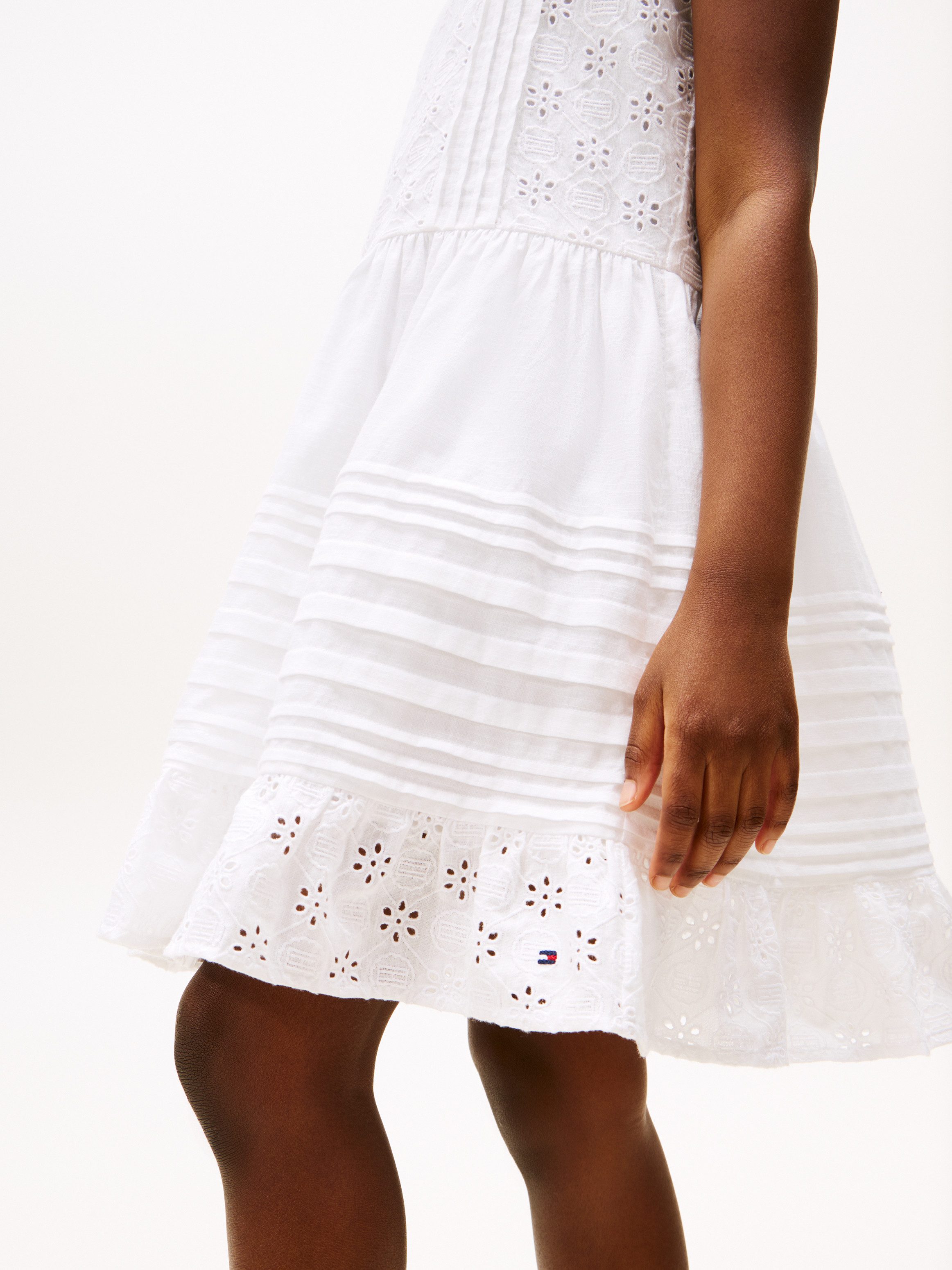 Tommy Hilfiger Zomerjurk EMBROIDERED COTTON DRESS SLVLS met delicate gaatjesborduursel, met biezen