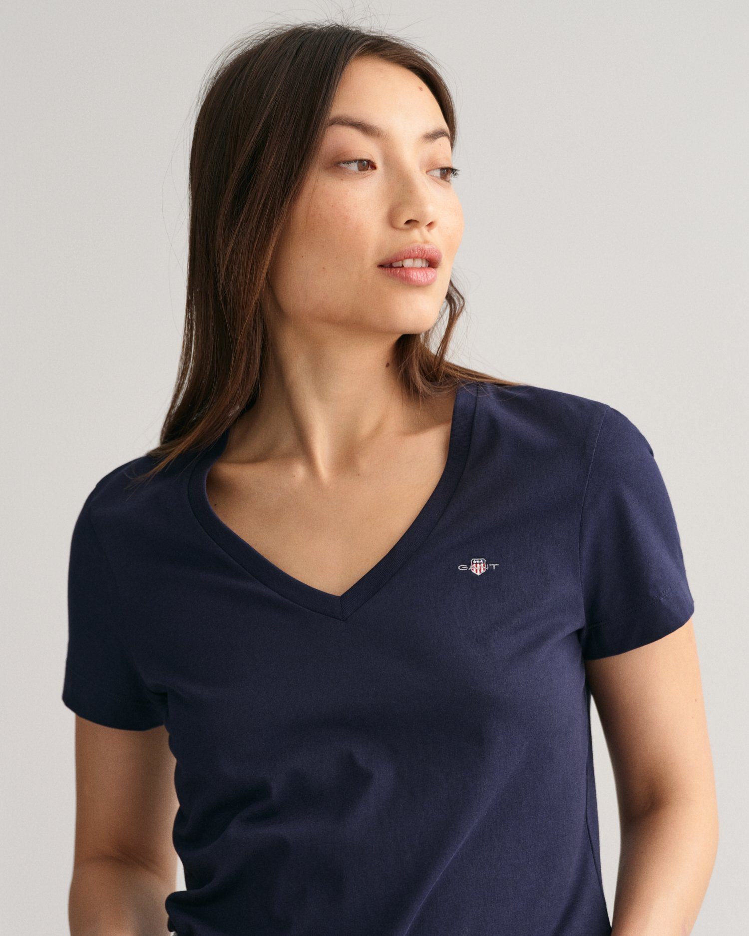 Gant T-shirt REG SHIELD KA V-NECK T-SHIRT met een klein geborduurd logo op de borst