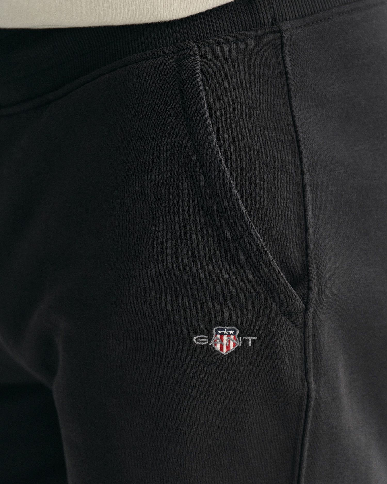 Gant Sweatshort REG SHIELD SWEAT SHORTS met een kleine logo-borduur onder de insteekzak