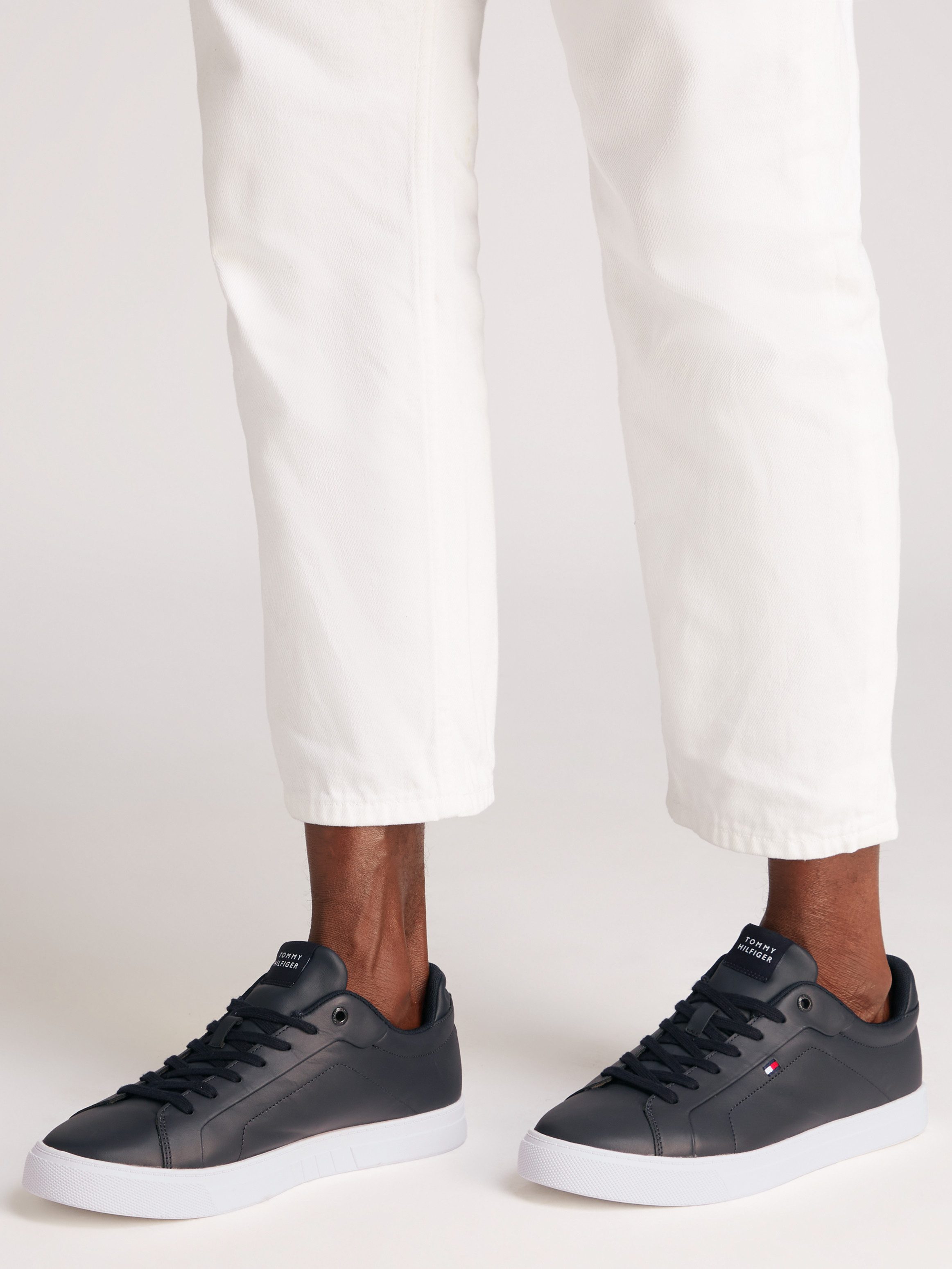 Tommy Hilfiger Plateausneakers ICON COURT LTH FLAG ESS vrijetijdsschoen, lage schoen, veterschoen met kleine logovlag
