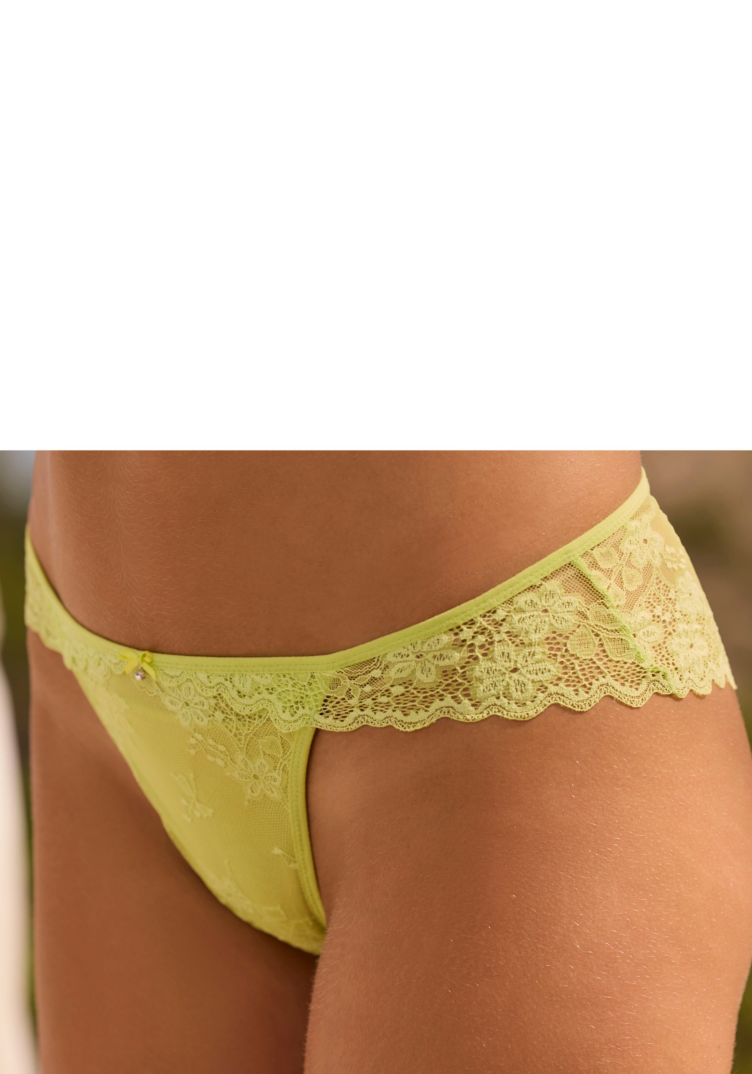 Vivance Slip van delicate jacquard-kant met edel accessoire