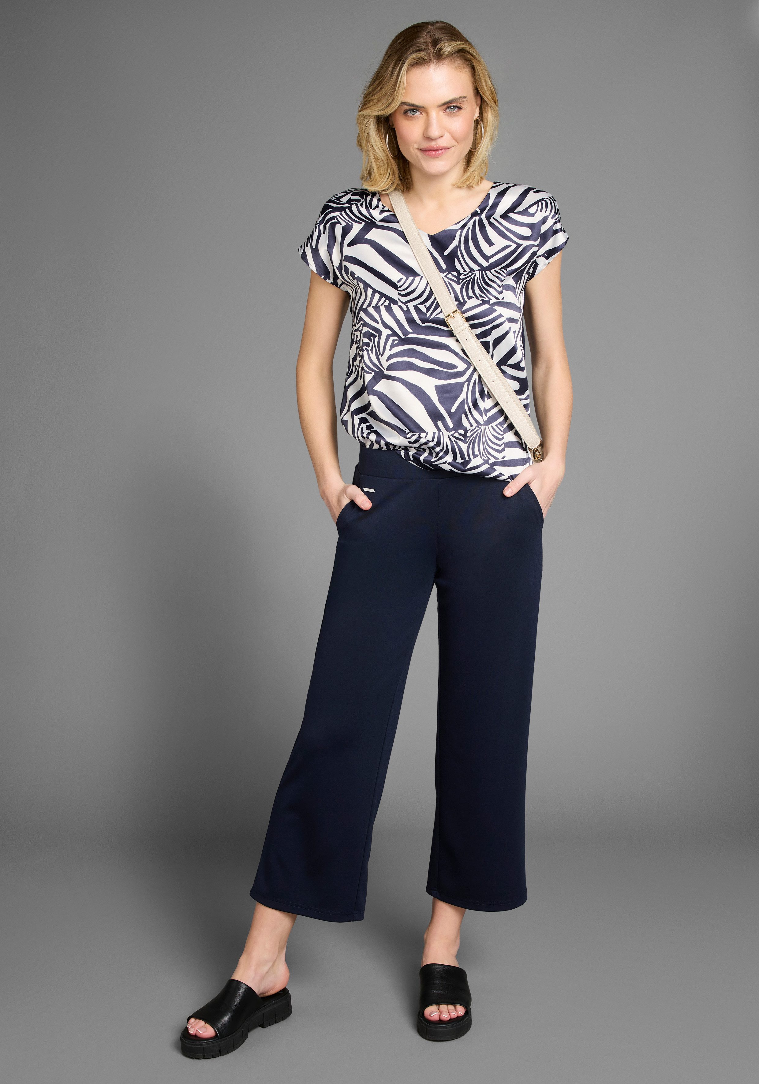 Laura Scott Shirtblouse in shirt-look, voorzijde lichtglanzend satijn - nieuwe collectie