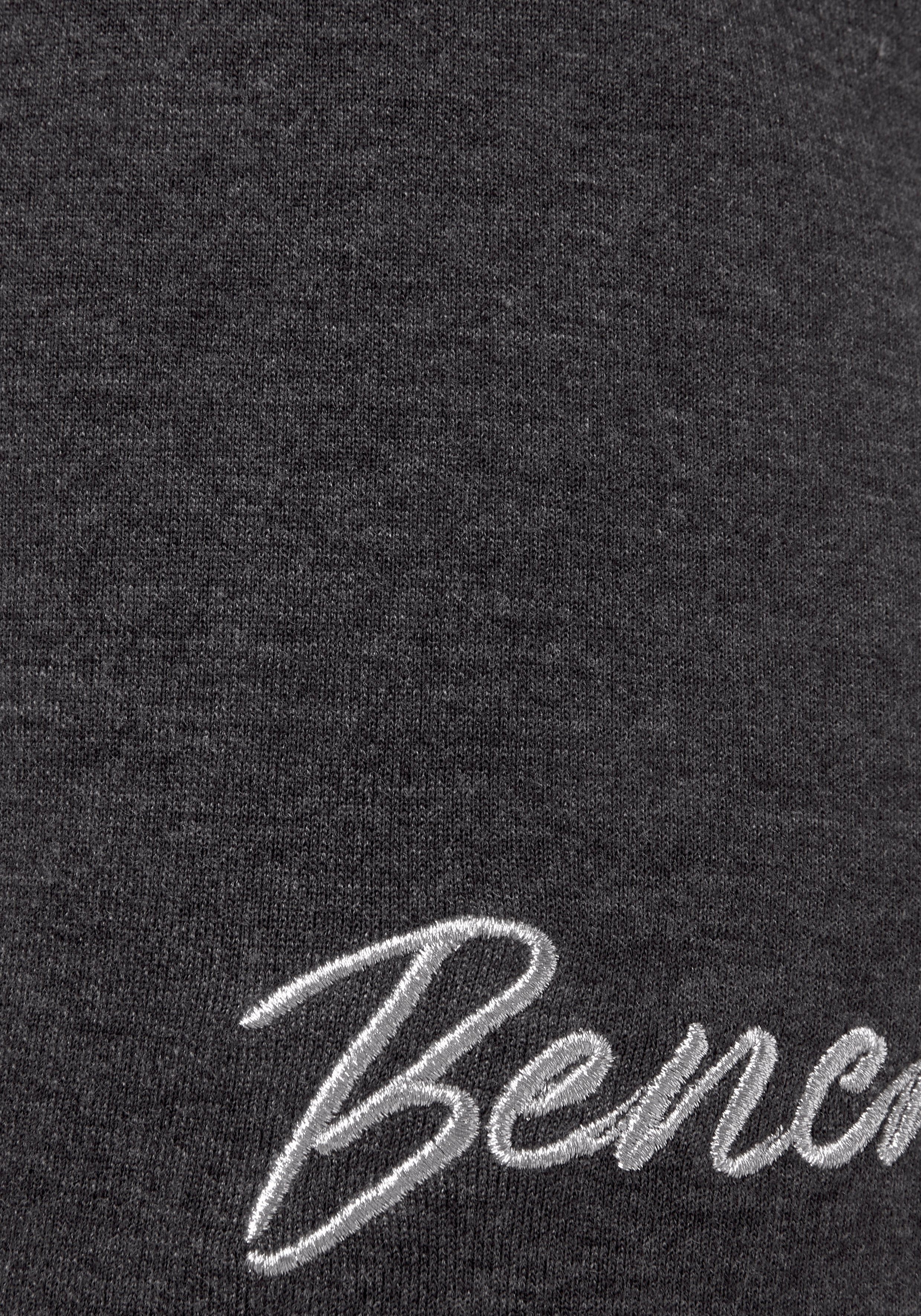 Bench. Loungewear Relaxshorts -sweatshorts, lounge-shorts met kleine glanzende logostiksel, loungewear