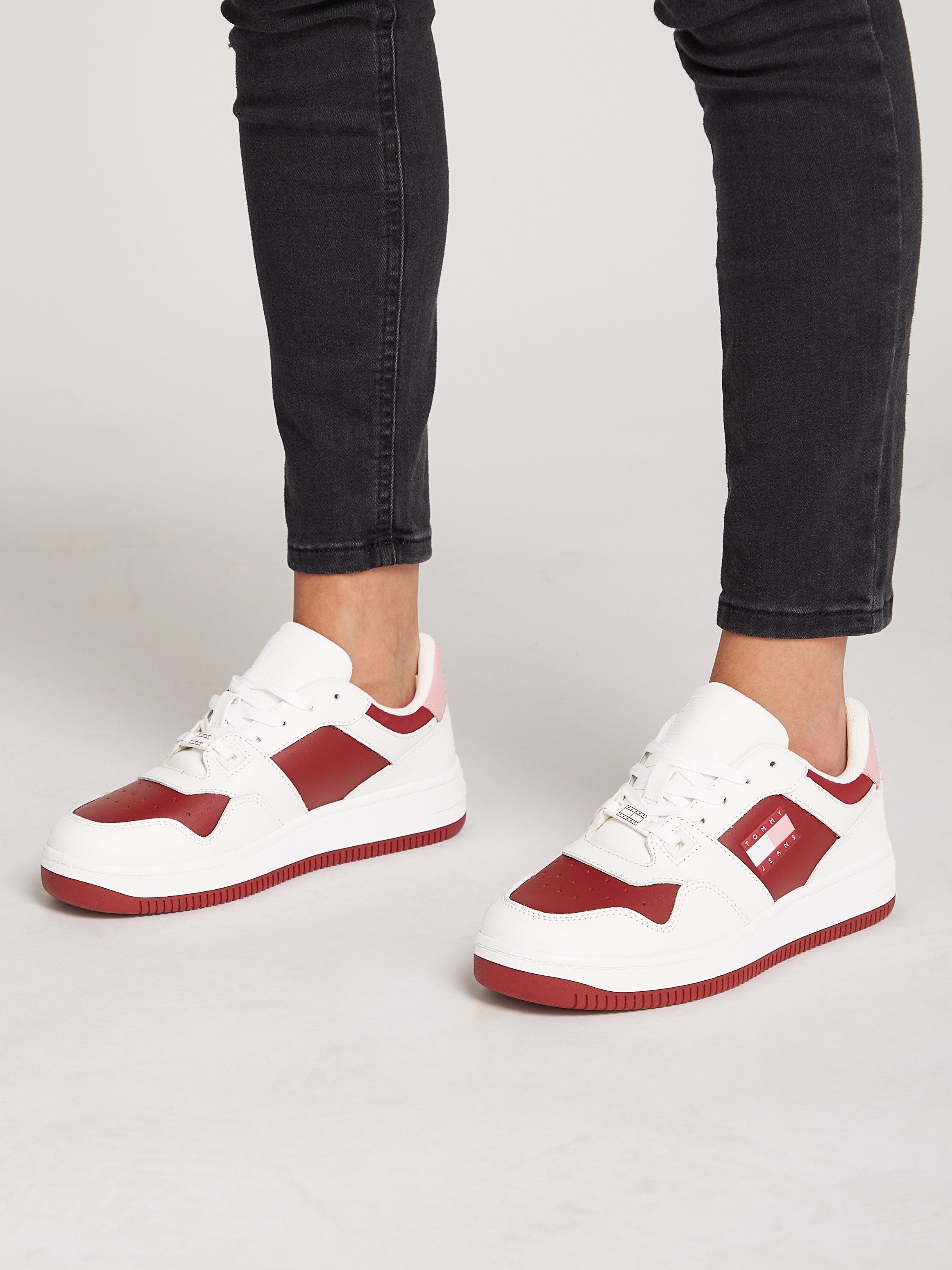 TOMMY JEANS Plateausneakers TJW RETRO BASKET TONAL LOGO , vrijetijdsschoen, lage schoen, veterschoen met zijlijk logovlag