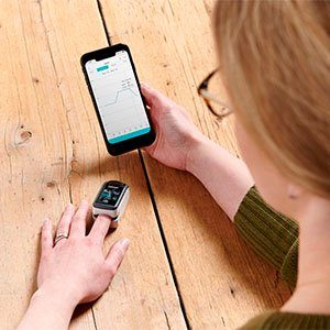 Omron Saturatiemeter P300 Intelli IT bluetooth-vingerpulsoximeter voor het meten van zuurstofverzadiging/saturatie (spo2) met bijbehorende app
