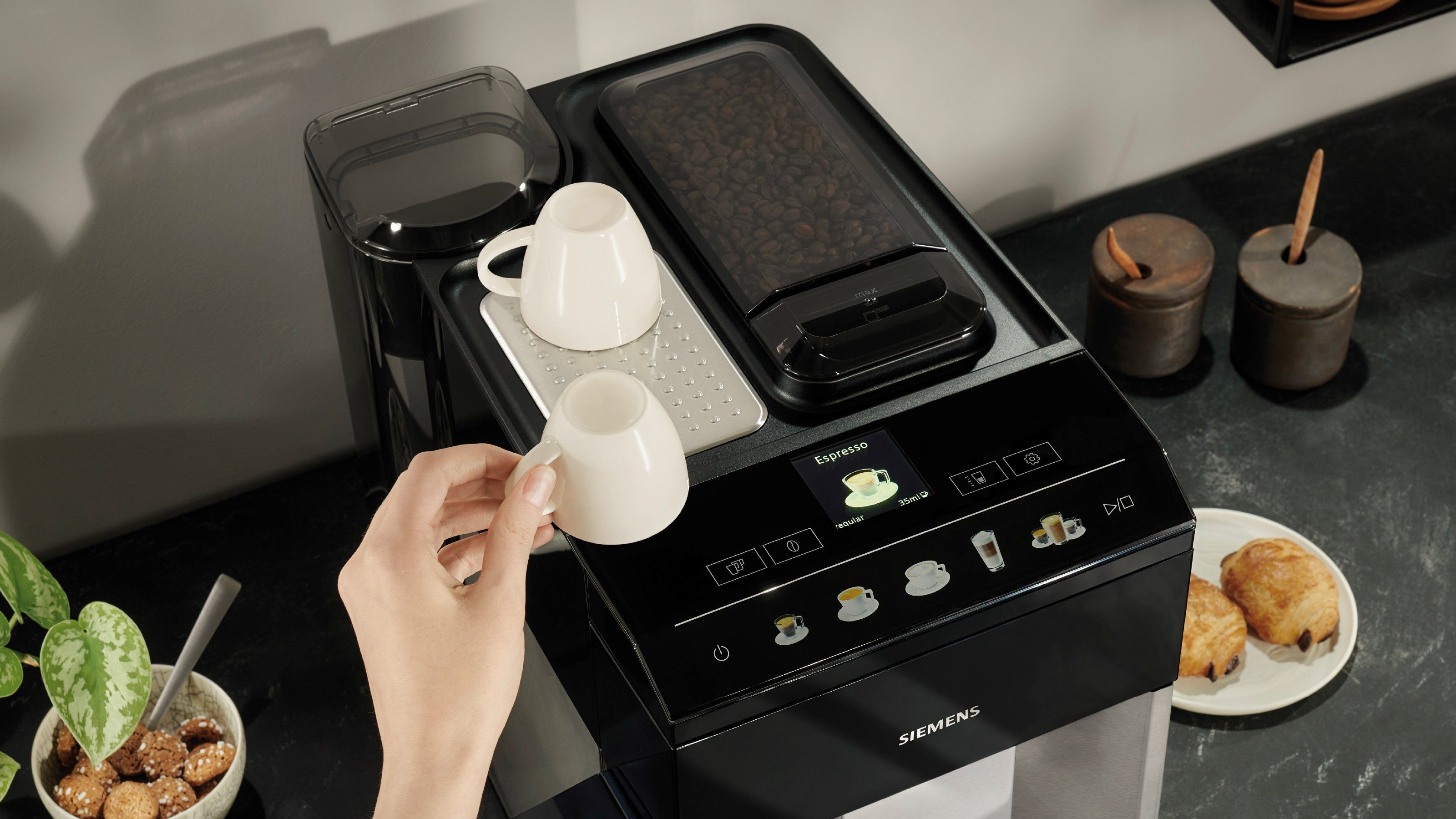 SIEMENS Volautomatisch koffiezetapparaat EQ500 integral TQ517D03, intuïtief kleurendisplay, dubbele kopjesfunctie